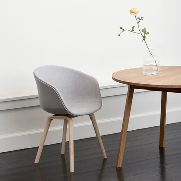 Triangle Leg Esstisch Rund - water-based lacquered oak - HAY