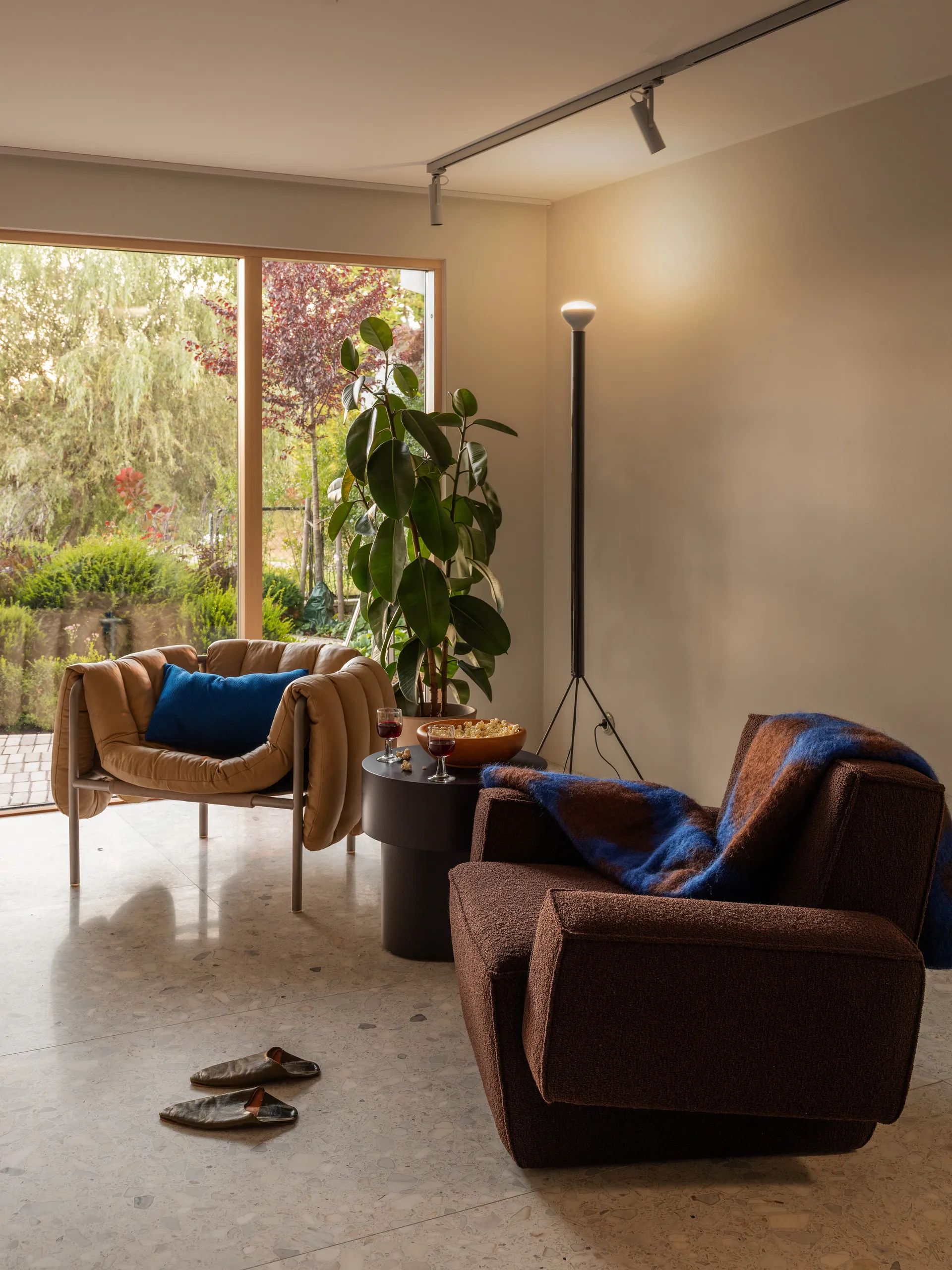 Hunk Loungesessel mit Armlehne, Chocolate Hem