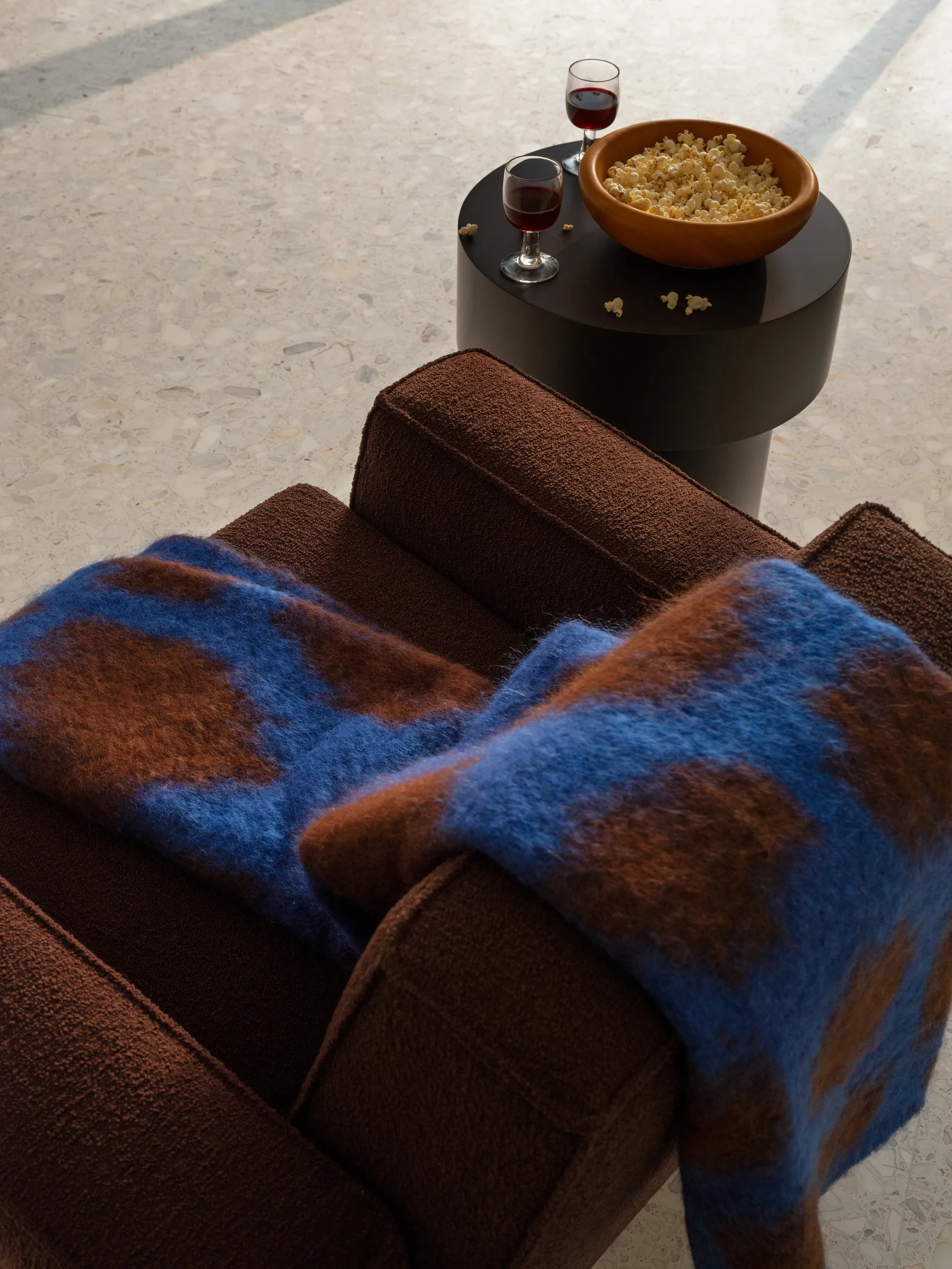 Hunk Loungesessel mit Armlehne, Chocolate Hem