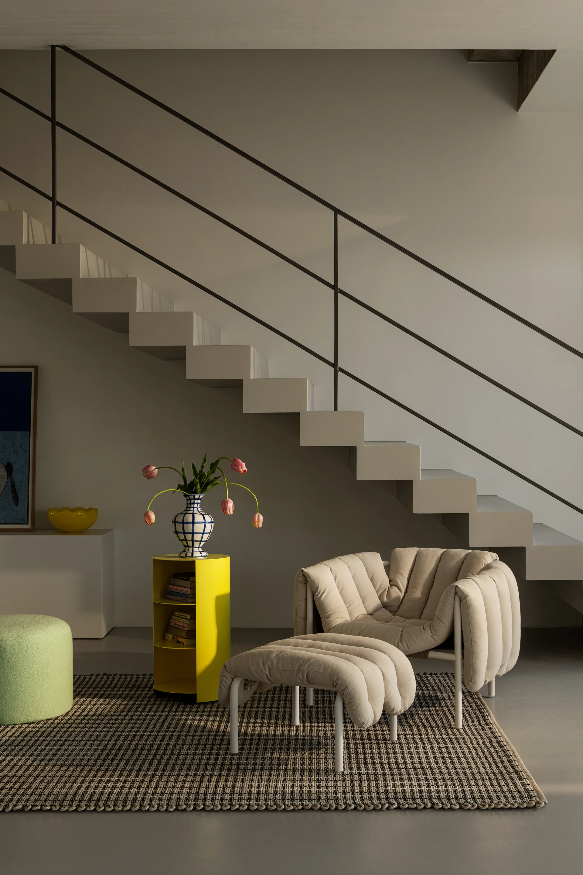 Puffy Loungesessel + Ottoman, Sawdust-cream Hem