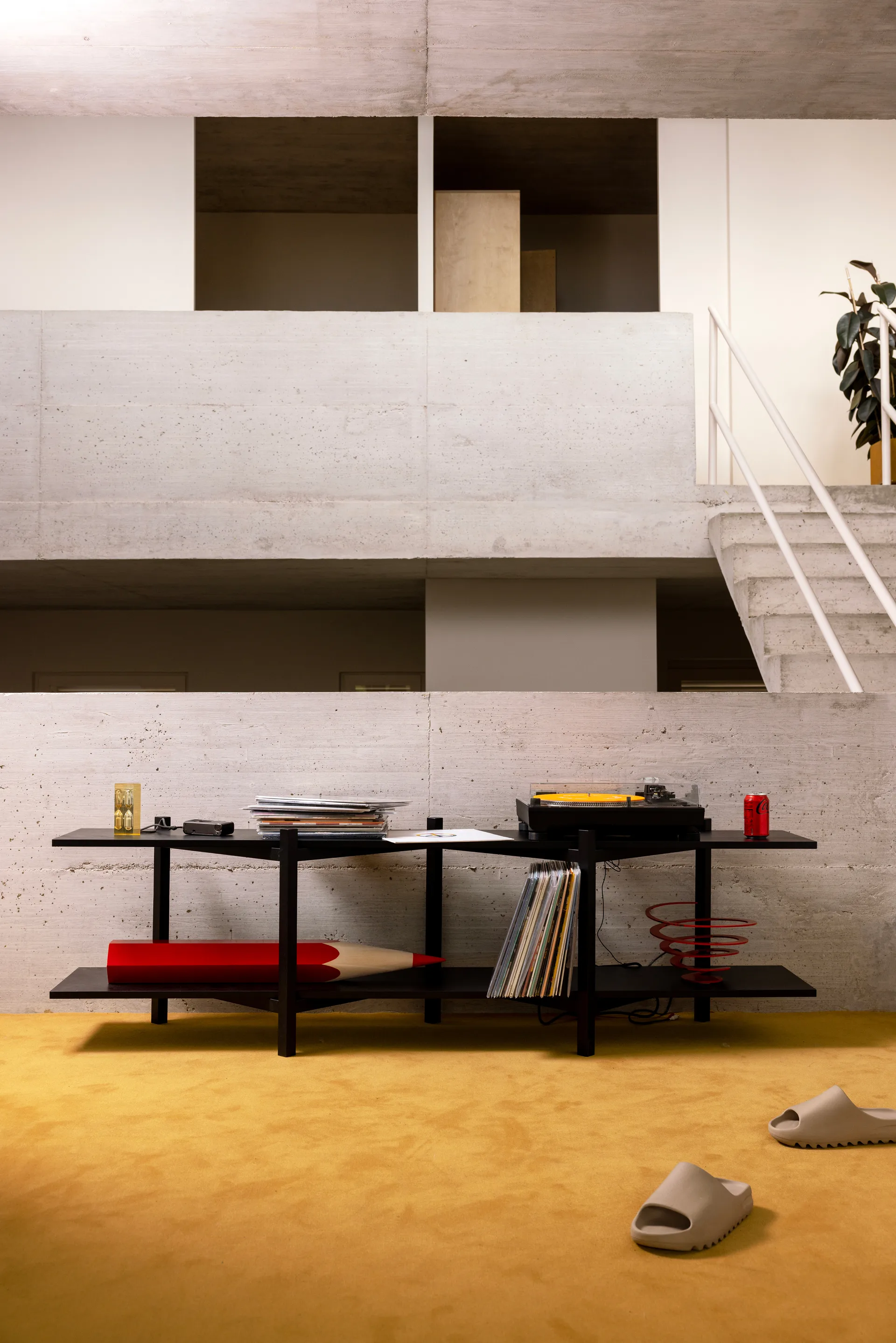 Zig Zag Regal Media 194x57 cm, Black Hem