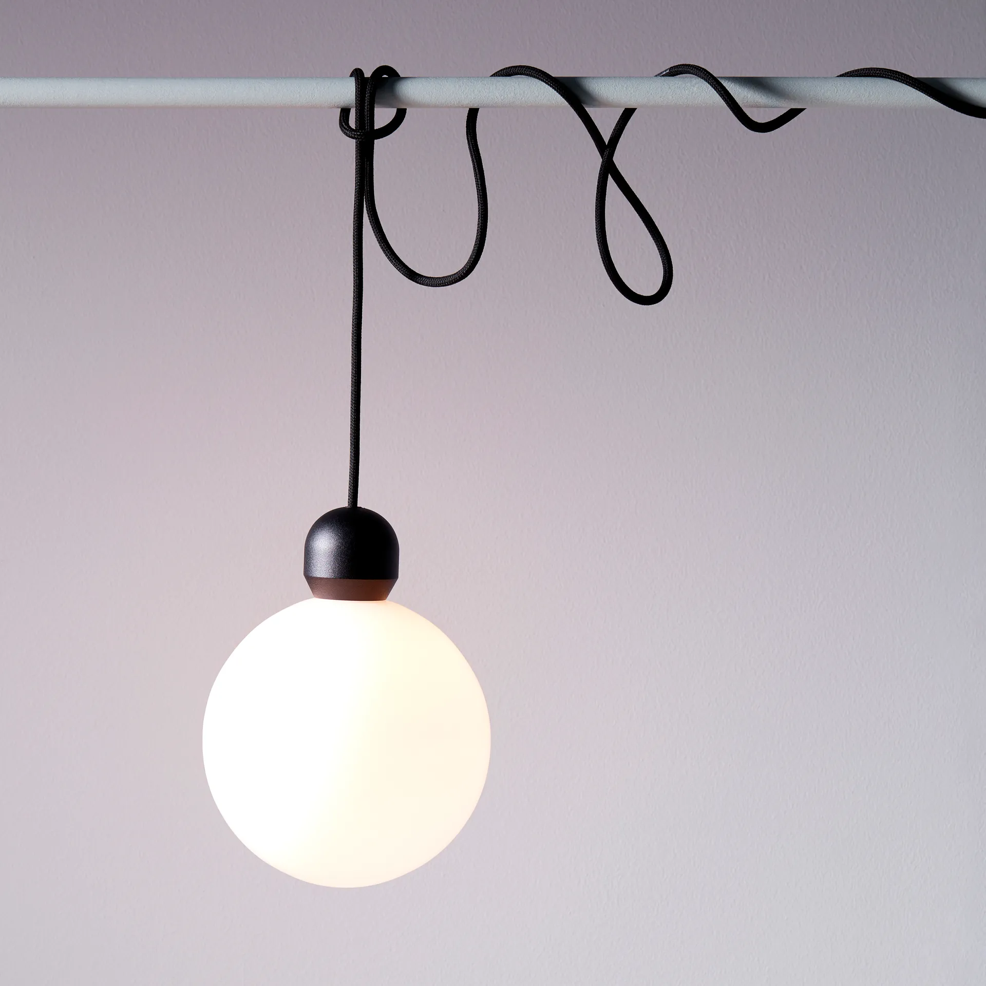 Atom Pendelleuchte, Schwarz Herstal