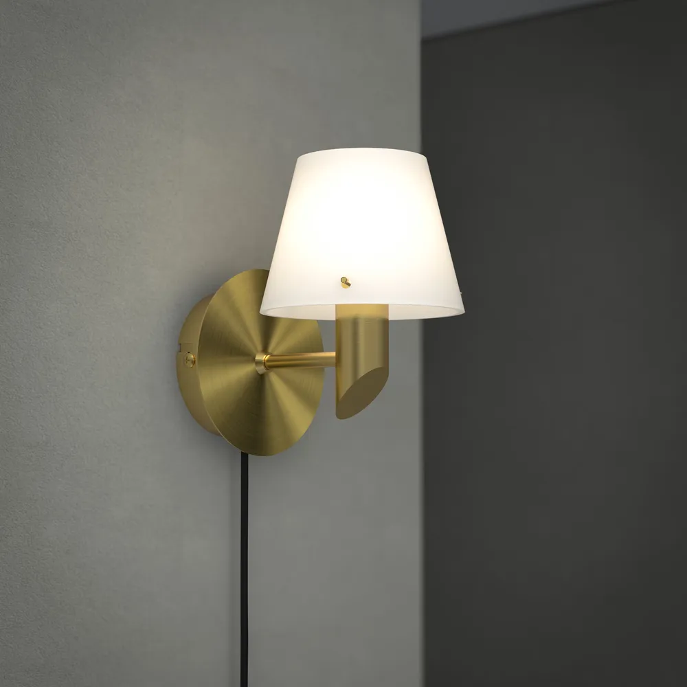 Gil Wandleuchte, Satin brass-opal Glas Herstal
