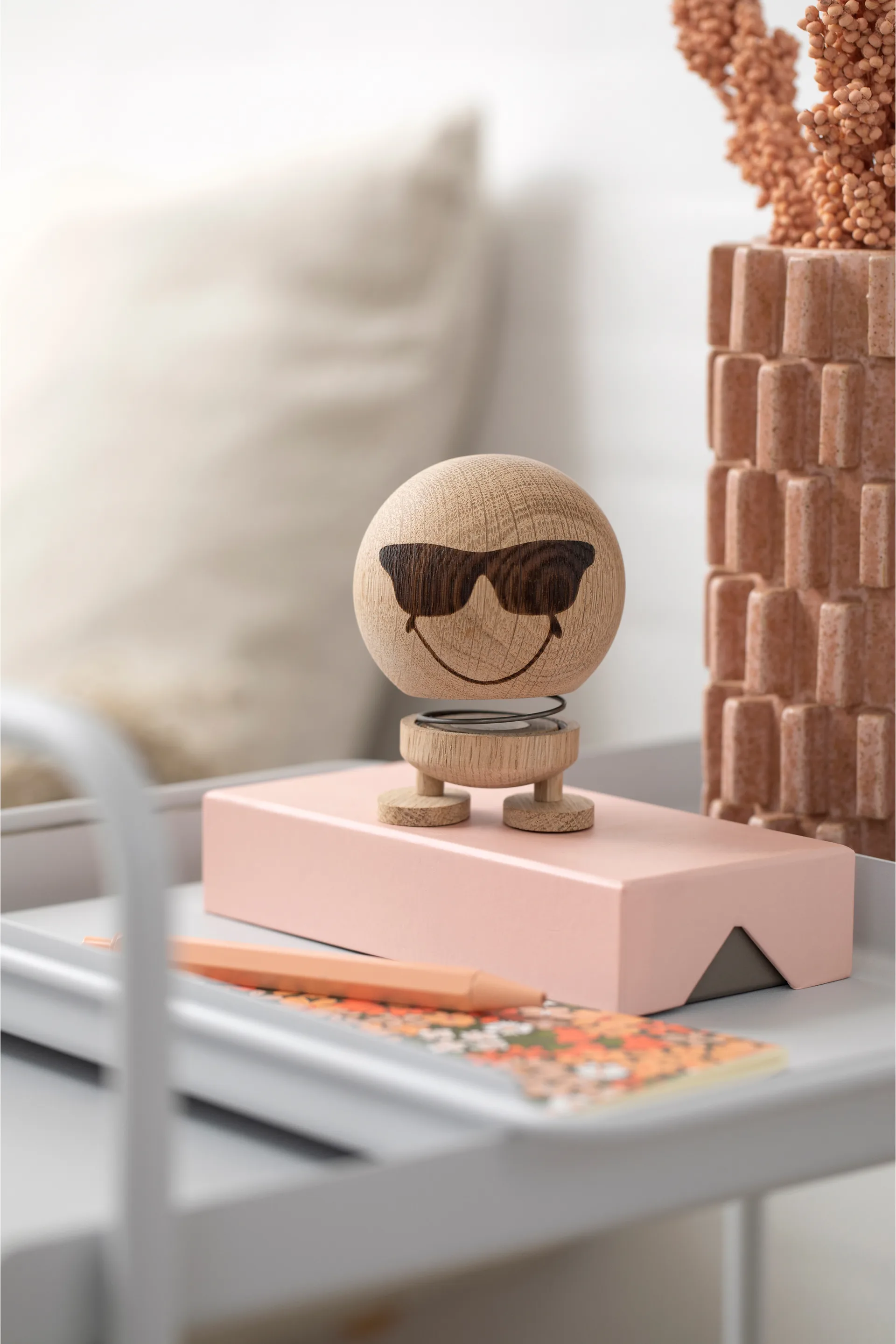 Hoptimist Smiley Cool M Figur, Raw oak Hoptimist
