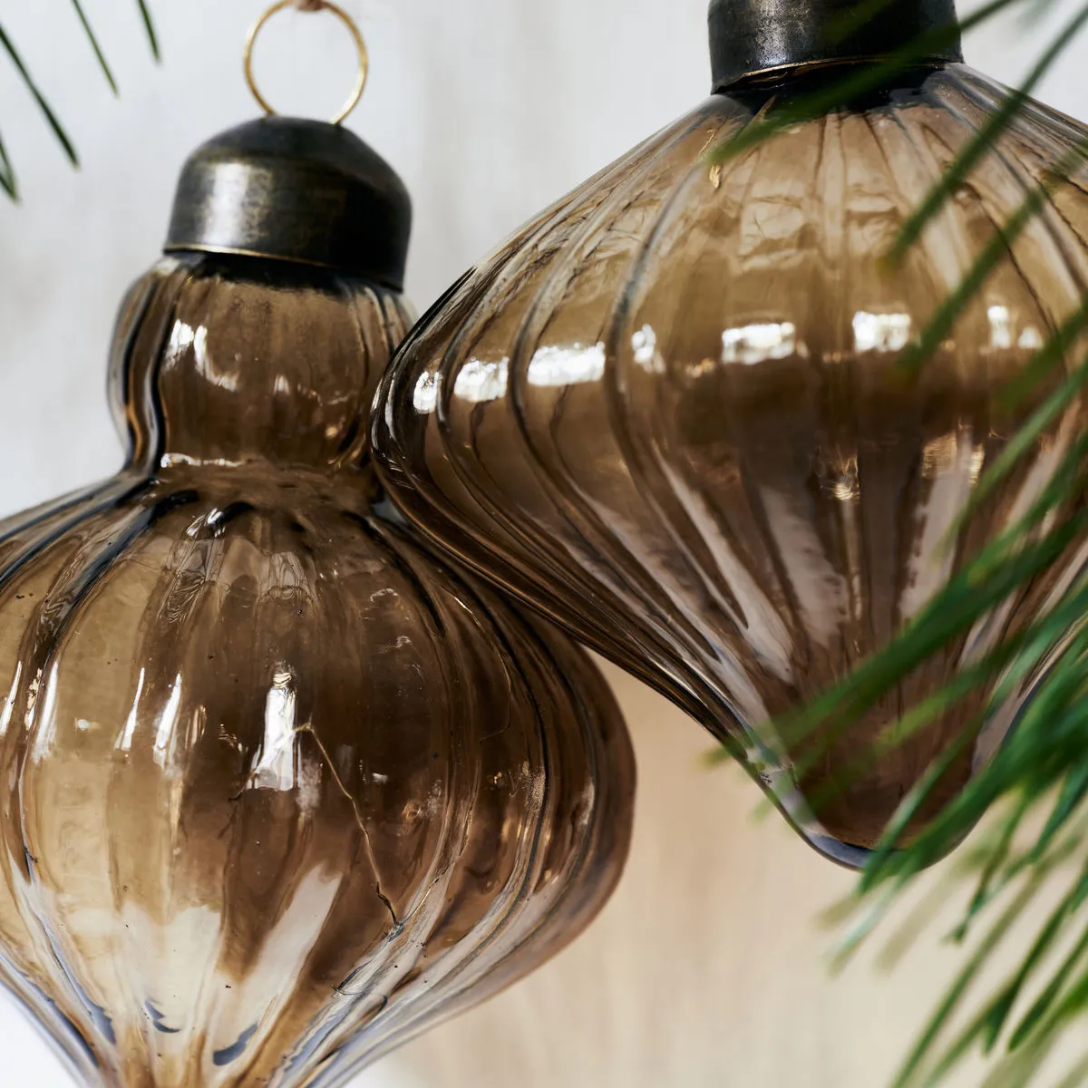 Fluted Weihnachtsbaumkugel Ø6,5cm 2 Teile, Amber House Doctor