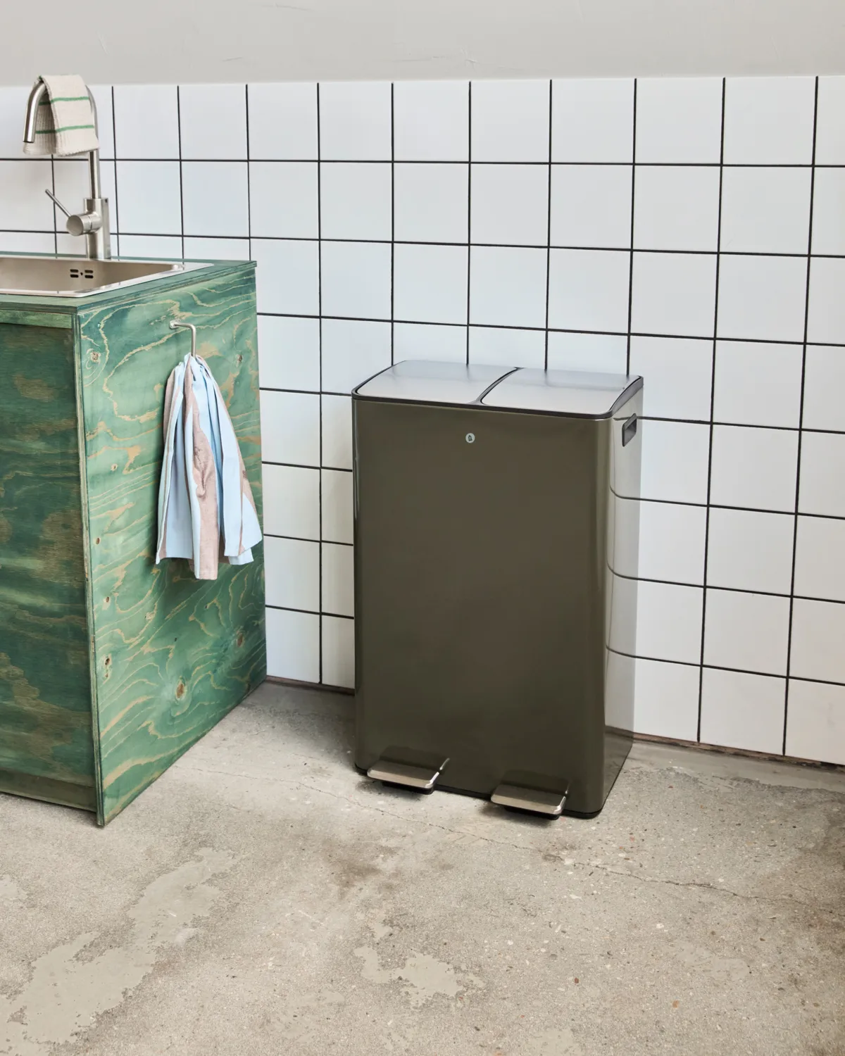 Schwarzer Papierkorb, Deep green, 46x35,5x71 cm House Doctor