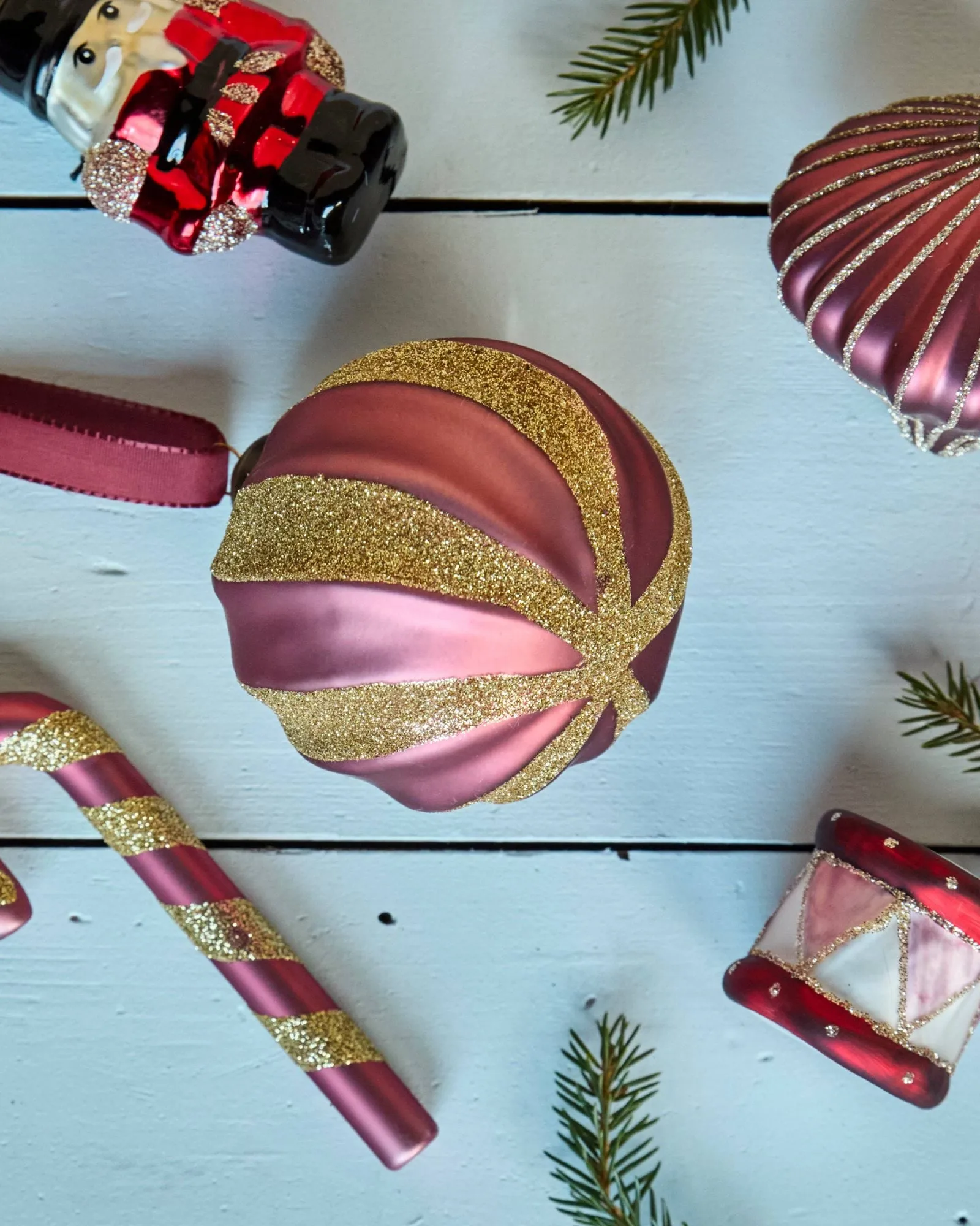 Swirl Christbaumkugel 4er Pack, Staubig rot-gold House Doctor