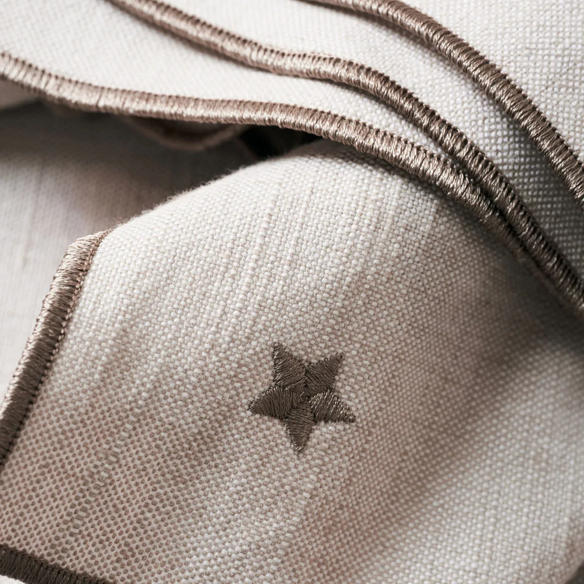 Twinkle Tischdecke 140x240cm, Taupe House Doctor