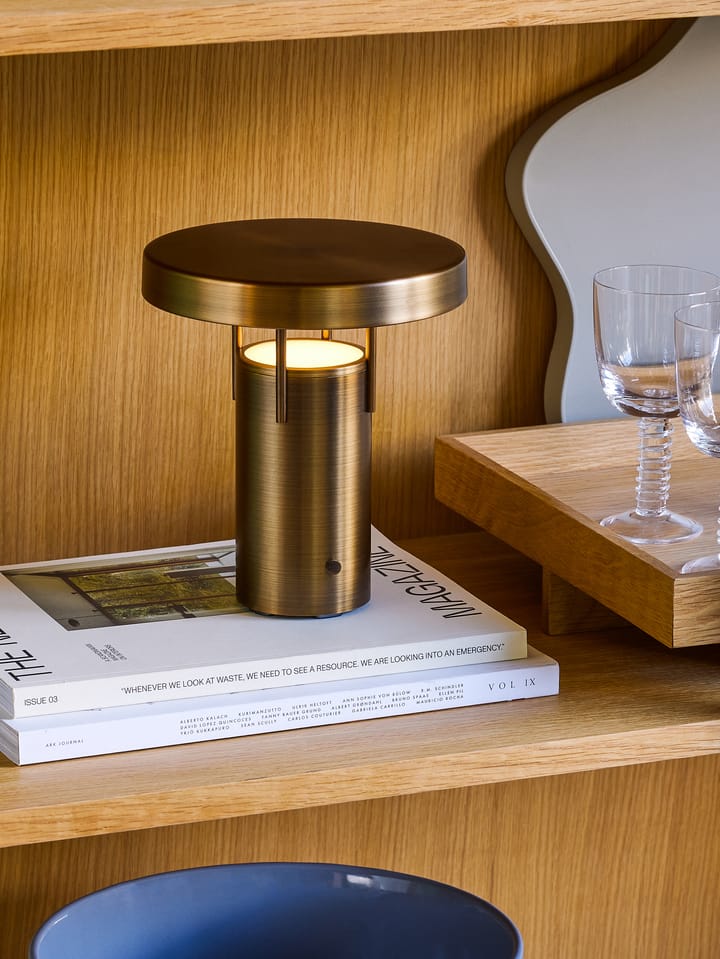 BringMe mini tragbare Tischlampe, Burnished brass Hübsch Interior