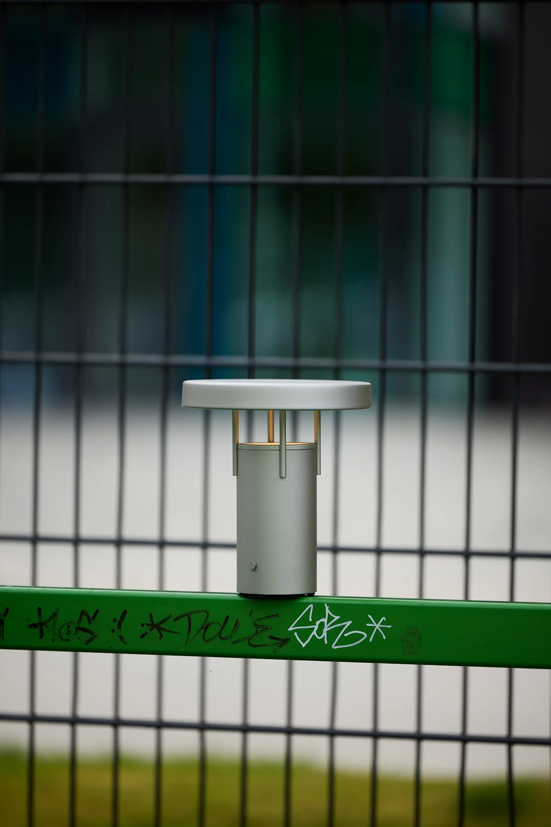 BringMe mini tragbare Tischlampe, Metallic sand Hübsch Interior