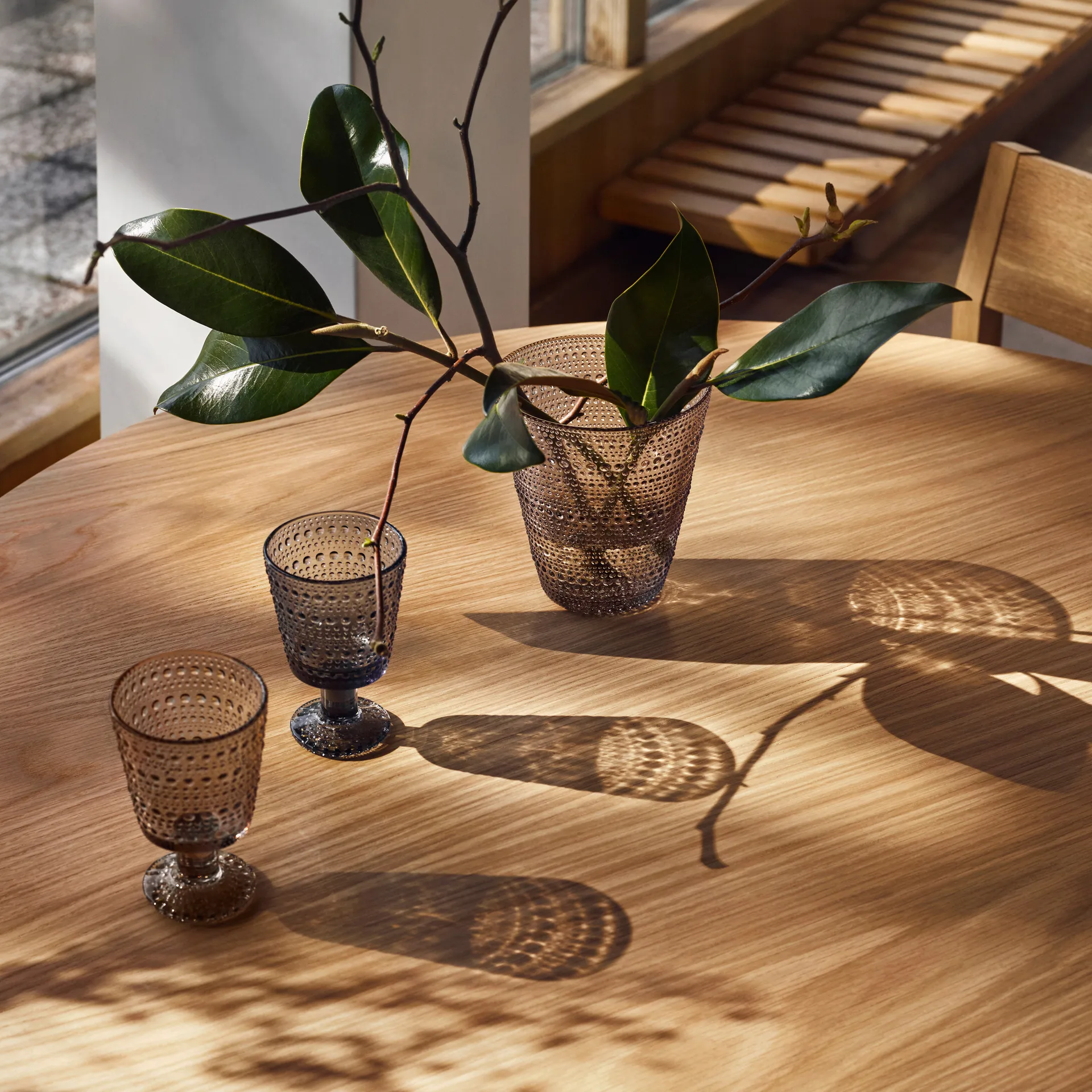 Kastehelmi Trinkglas mit Fuß 26 cl 2-pack, Dunkelgrau Iittala