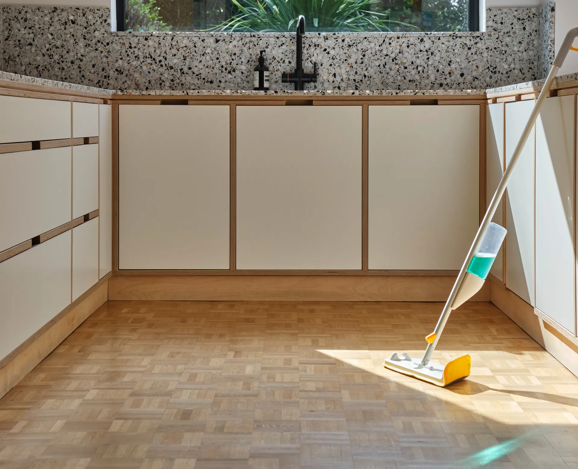 Cleantech 2-in-1 Bodenwischer mit Schrubber, Light Stone Joseph Joseph