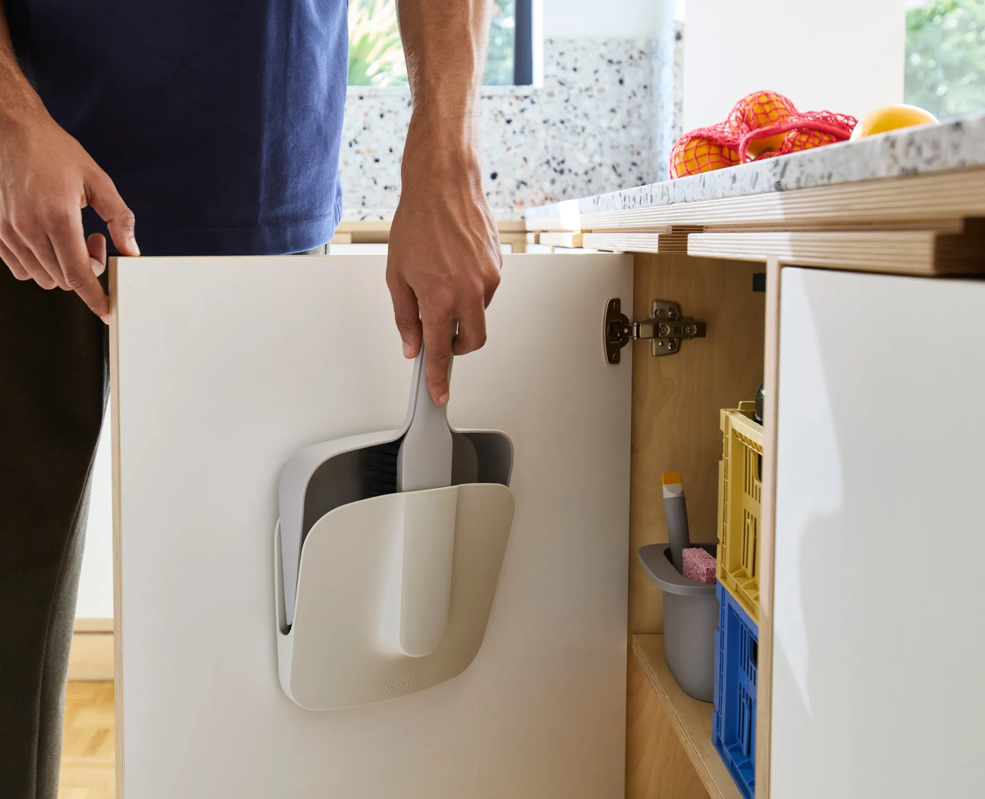 Cleantech wandmontierte Kehrbürste mit Schaufel, Stone Joseph Joseph