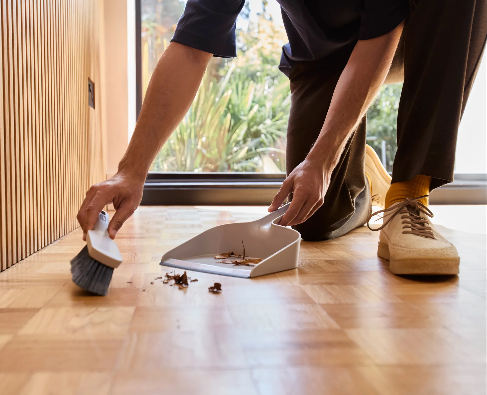 Cleantech wandmontierte Kehrbürste mit Schaufel, Stone Joseph Joseph