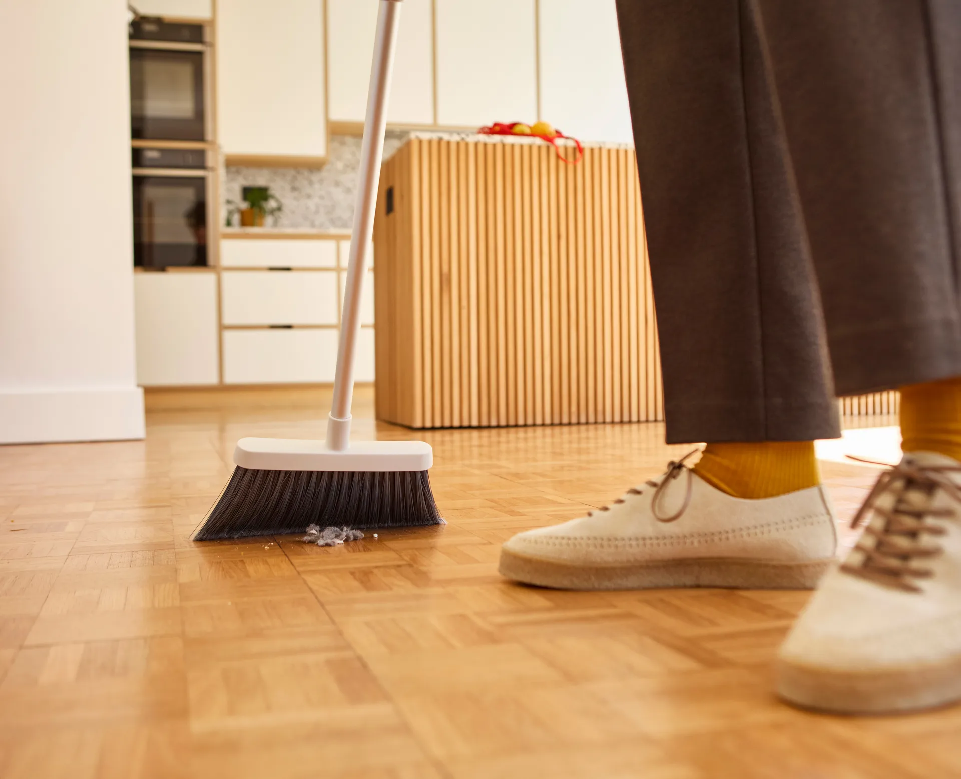 Cleantech wandmontierte Kehrbürste, Stone Joseph Joseph