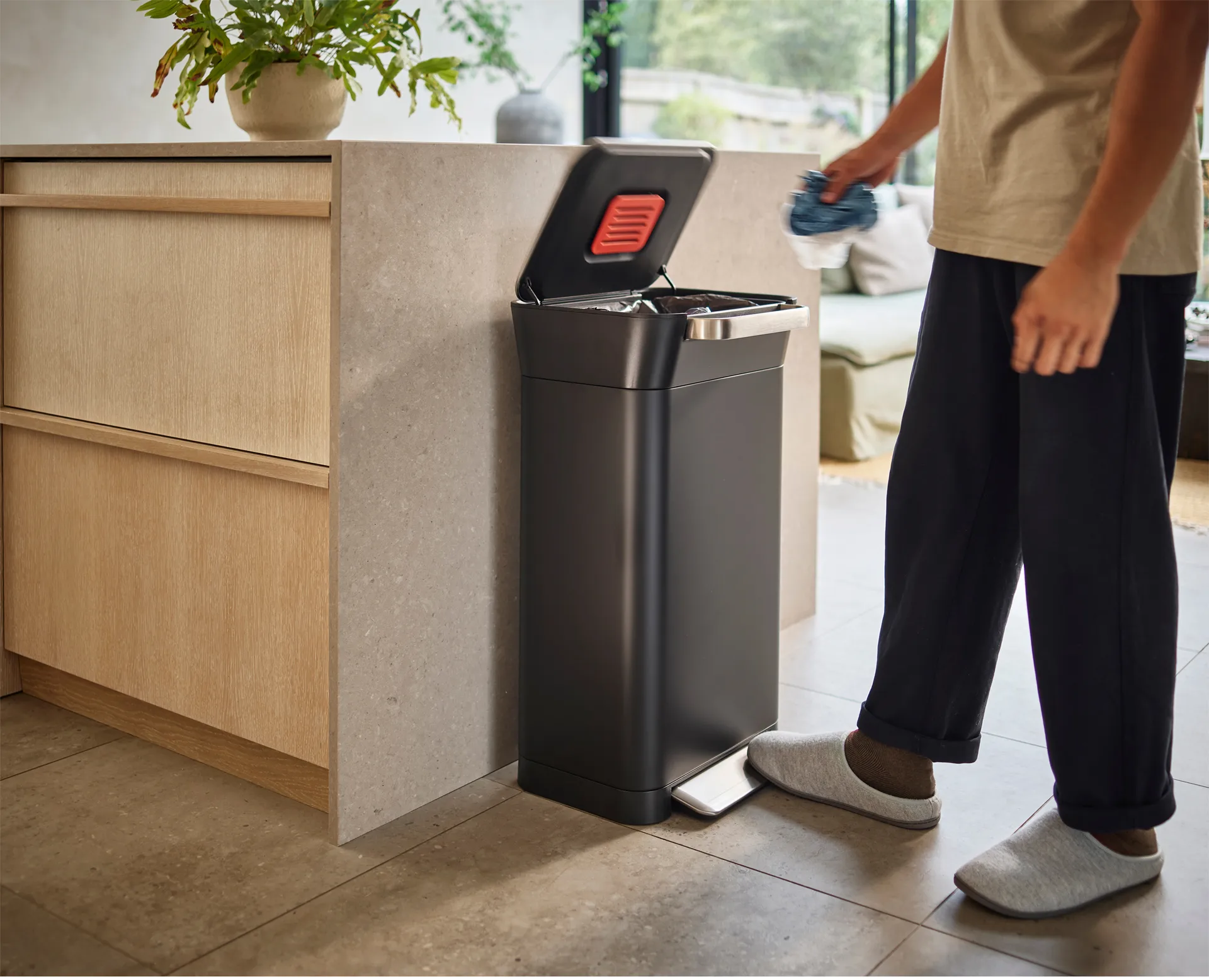 Joseph Joseph Titan Müllpresse Pedaleimer 30 L, Carbon black Joseph Joseph