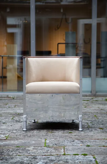 Aluminium Sessel poliert - Leder Duet Gold-geöltes Wallnuss - Källemo