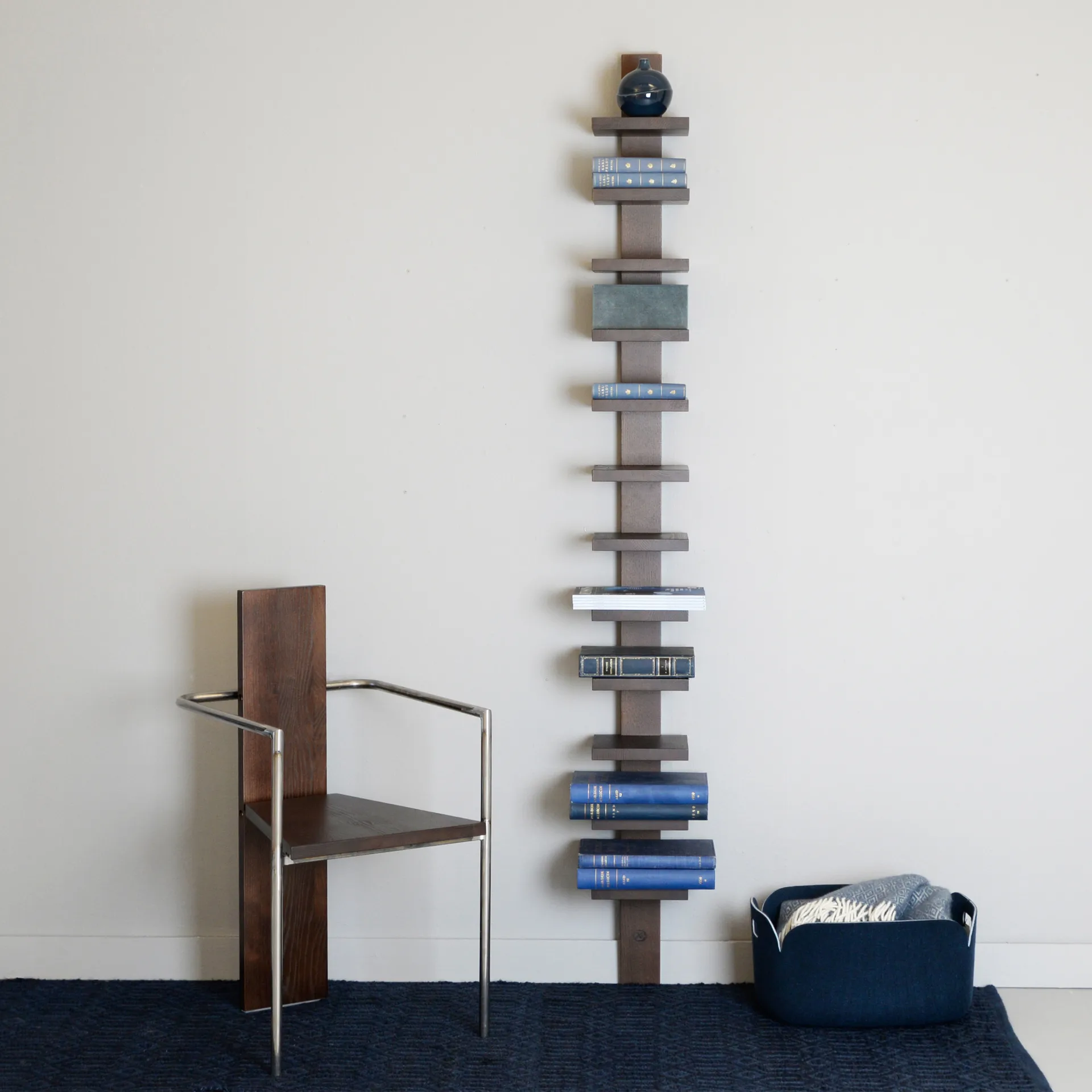 Concrete Armstuhl, Schwarz-kupferfarbenes Stativ Källemo