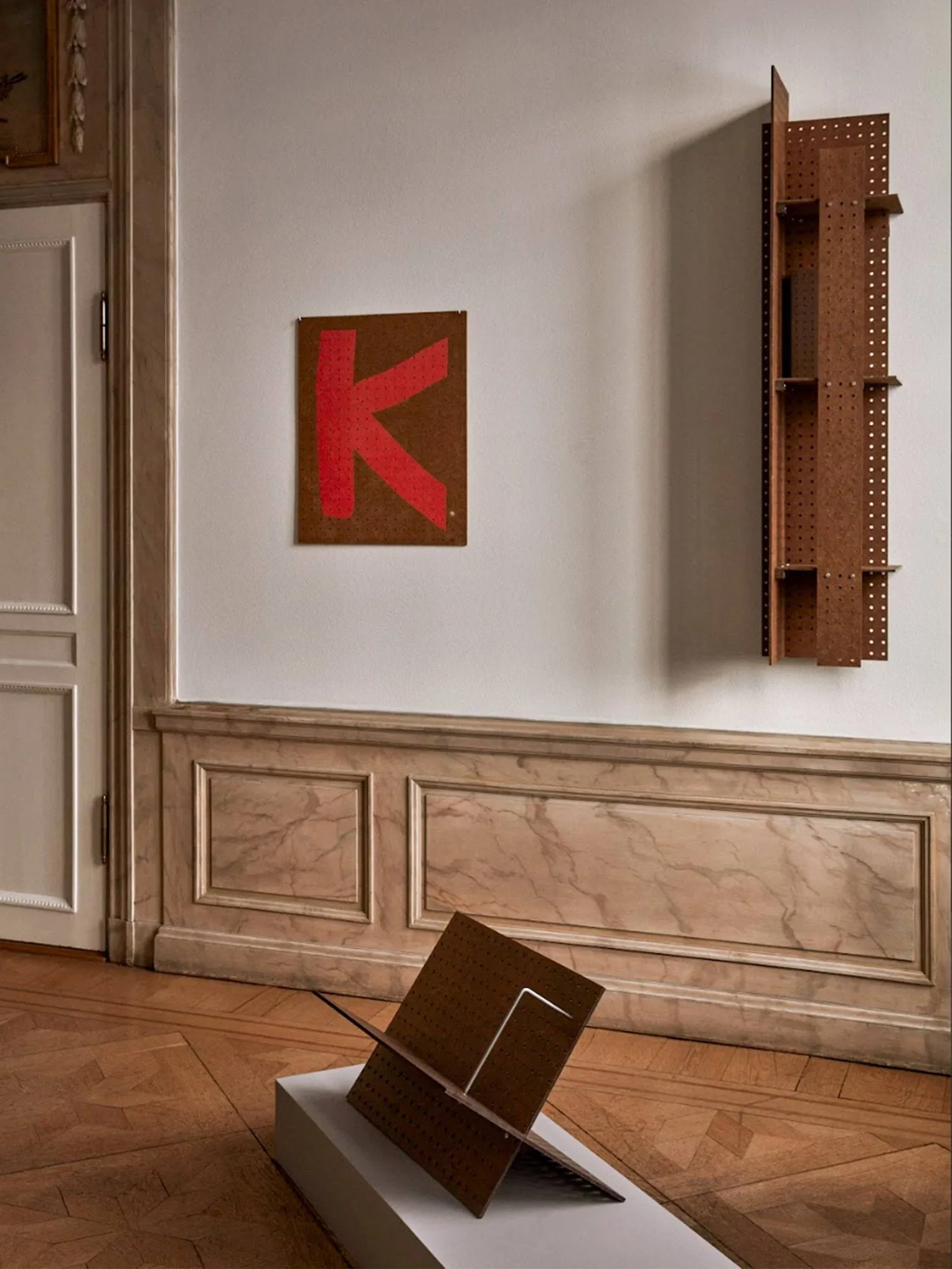 FF01 The Perforated Furniture Bücherwiege, Hartfaserplatte-Walnuss, 53x33x54 Källemo