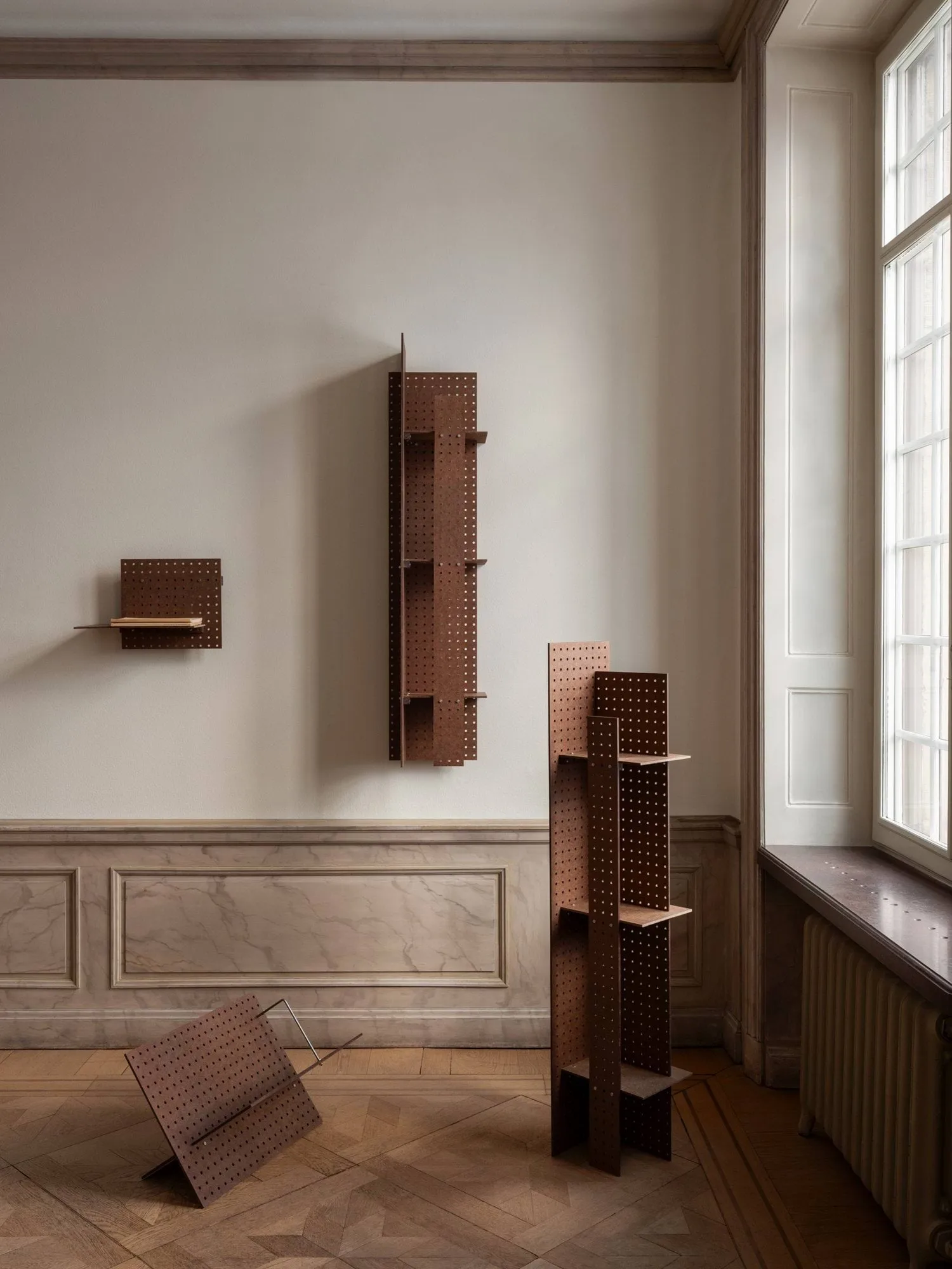 FF01 The Perforated Furniture Bücherwiege, Hartfaserplatte-Walnuss, 53x33x54 Källemo