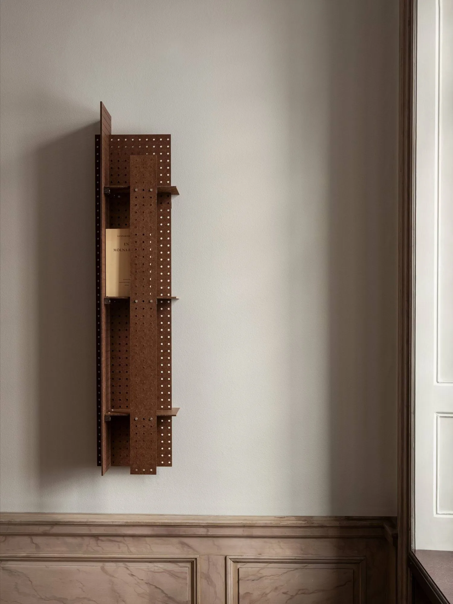 FF02 The Perforated Furniture Wandregal, Hartfaserplatte-Walnuss, 28x24x128 cm Källemo FF02 The Perforated Furniture Wandregal, Hartfaserplatte-Walnuss, 28x24x128 cm Källemo
