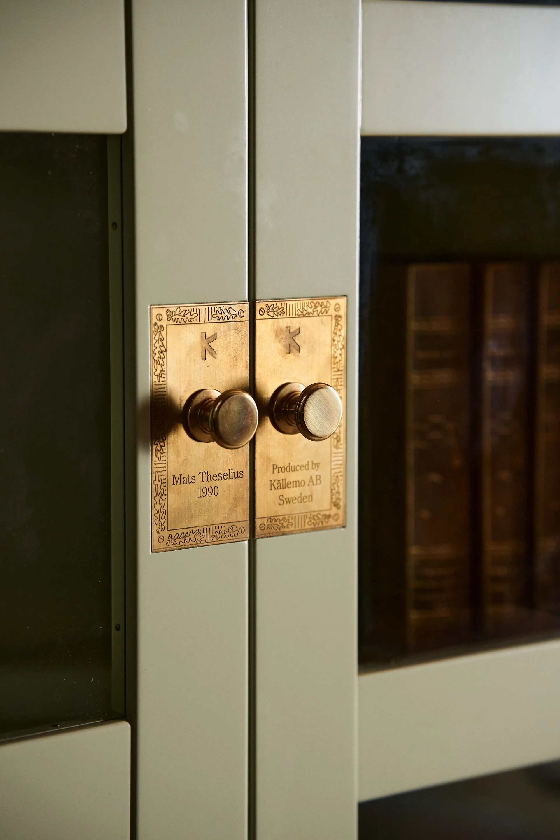 National Geographic Bücherschrank, Hellgrün-Eichensockel-Messing Källemo