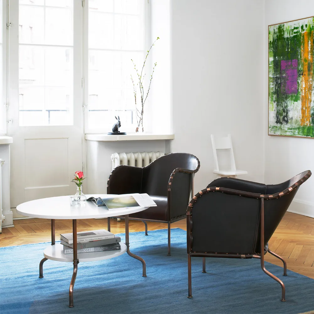 Sven Couchtisch, Schwarz lasierte Esche-kupferbehandeltes Stativ, Ø80 cm Källemo