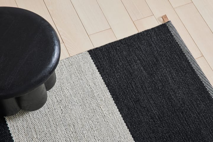 Wide Stripe Icon Teppich 160x240 cm - Midnight black - Kasthall