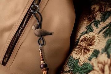 Kaj Bojesen Vogel Schlüsselanhänger - Geräucherte Eiche, schwarzes Leder - Kay Bojesen Denmark