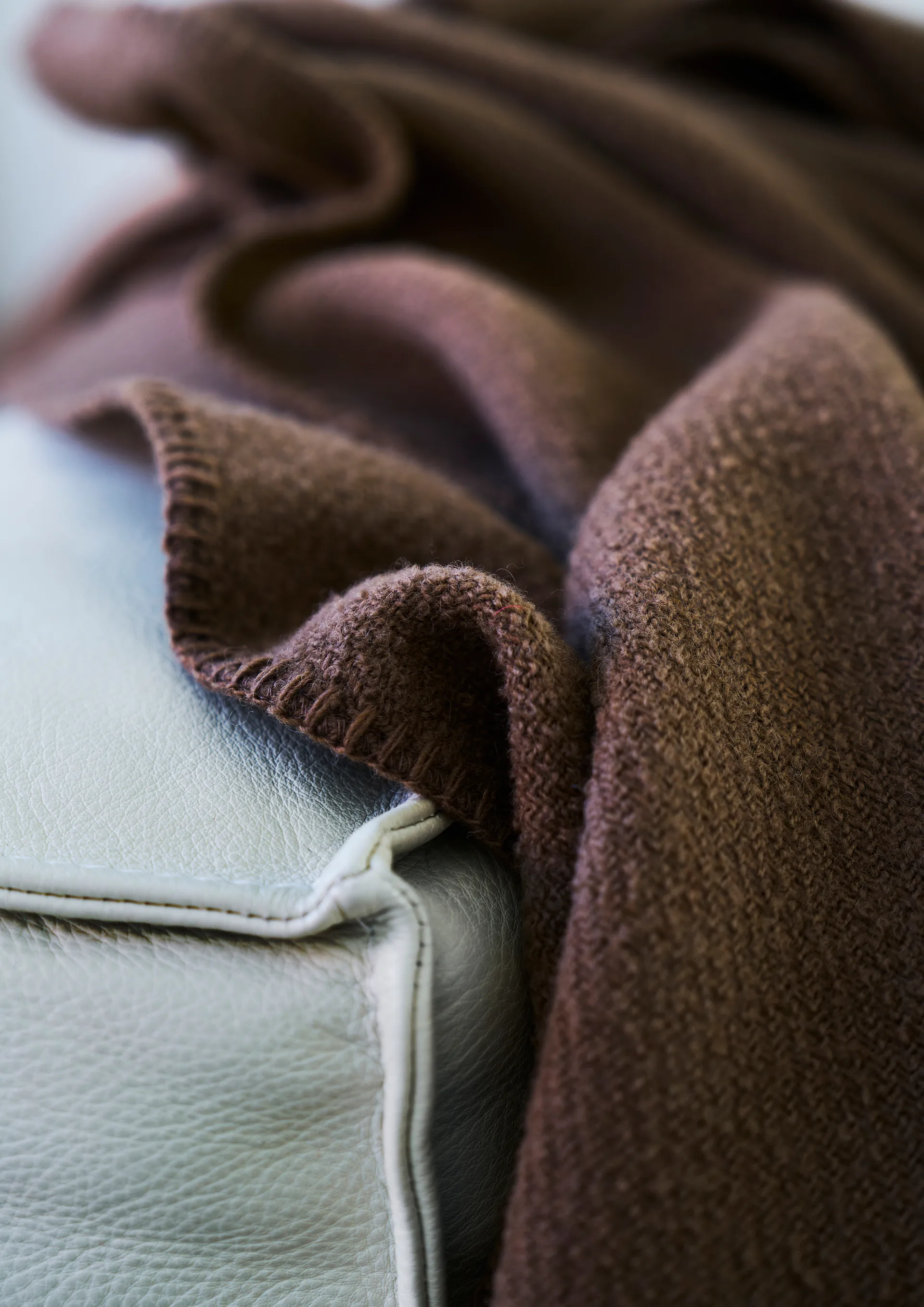 Bouclé Wolldecke 140x200 cm, Mocha mousse Klippan Yllefabrik