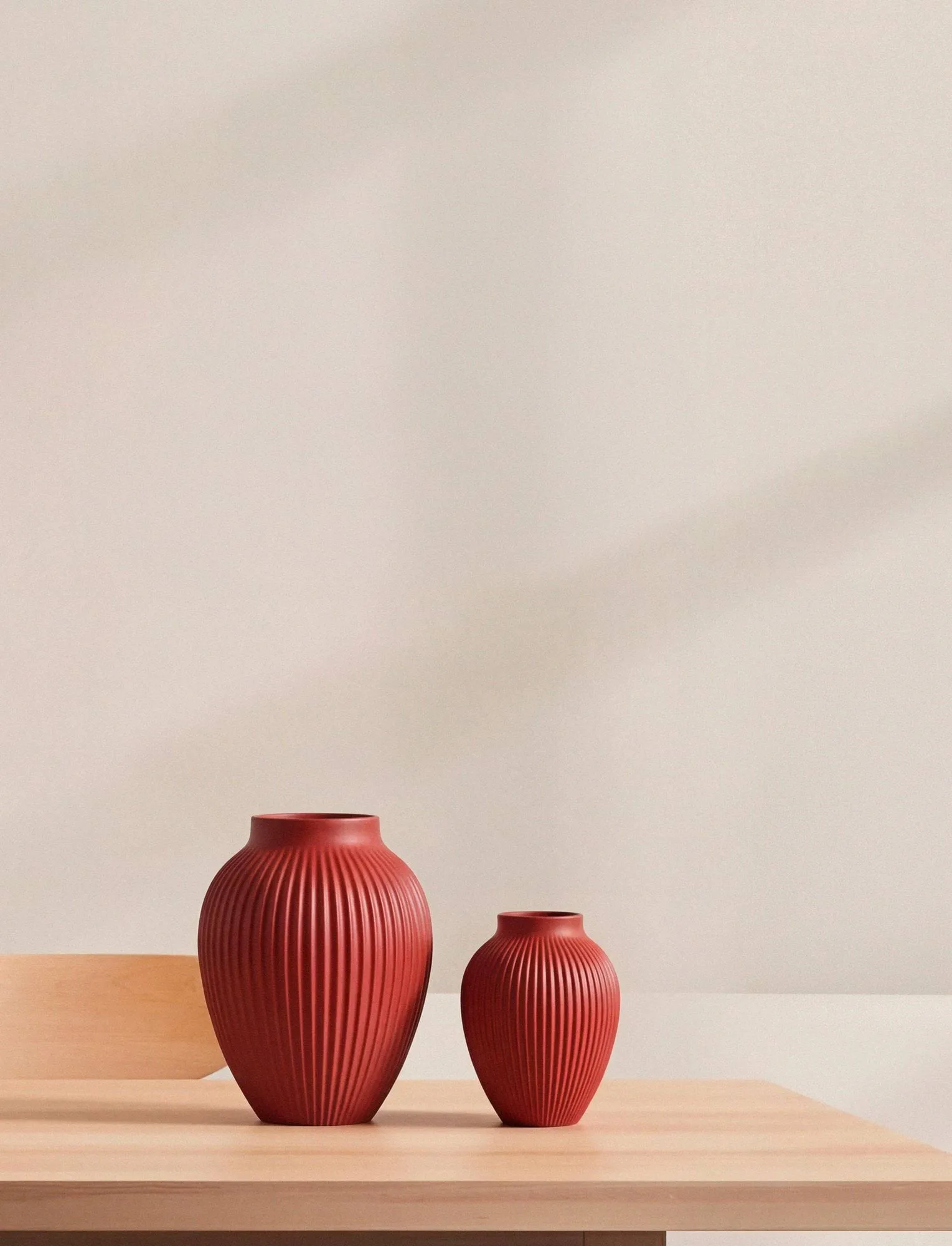 Knabstrup Vase geriffelt 20cm, Soft cherry red Knabstrup Keramik