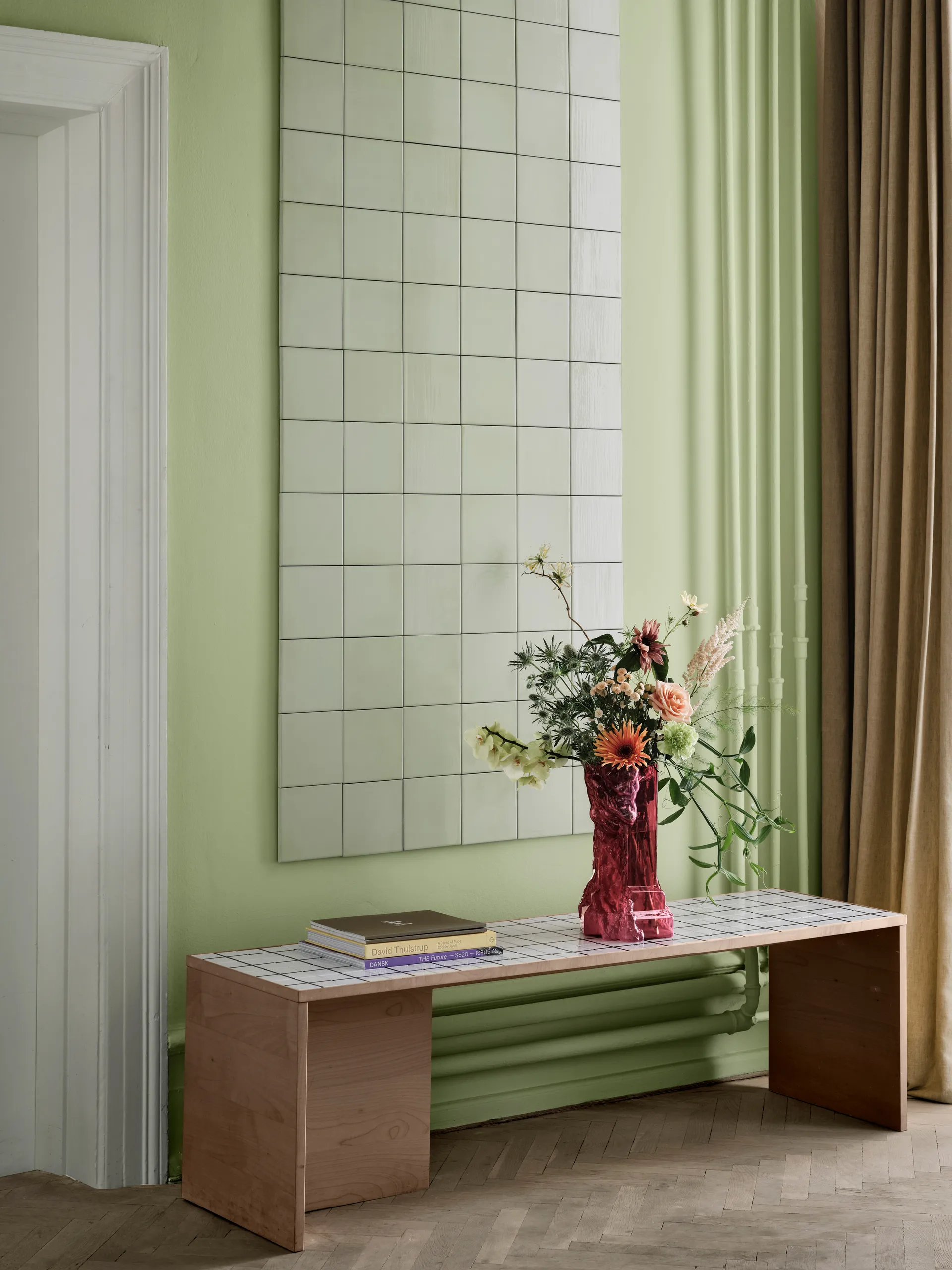 Rocky Baroque Vase 35 cm, Hot Pink Kosta Boda