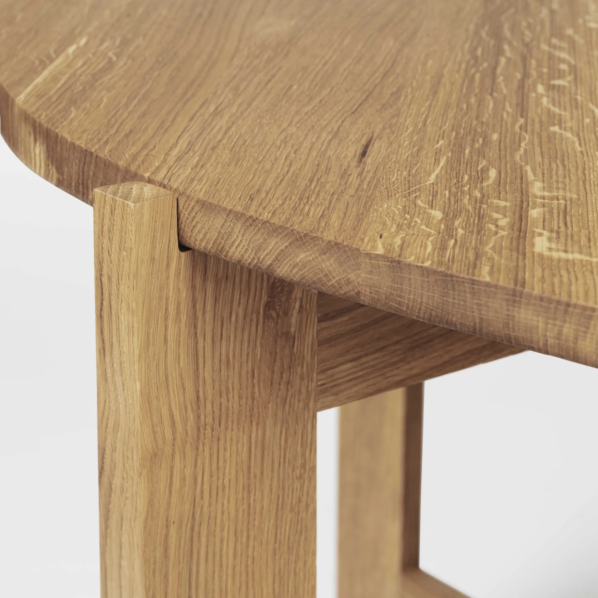 Collector Esstisch Ø120x74 cm, Warm lackierte Eiche Kristina Dam Studio