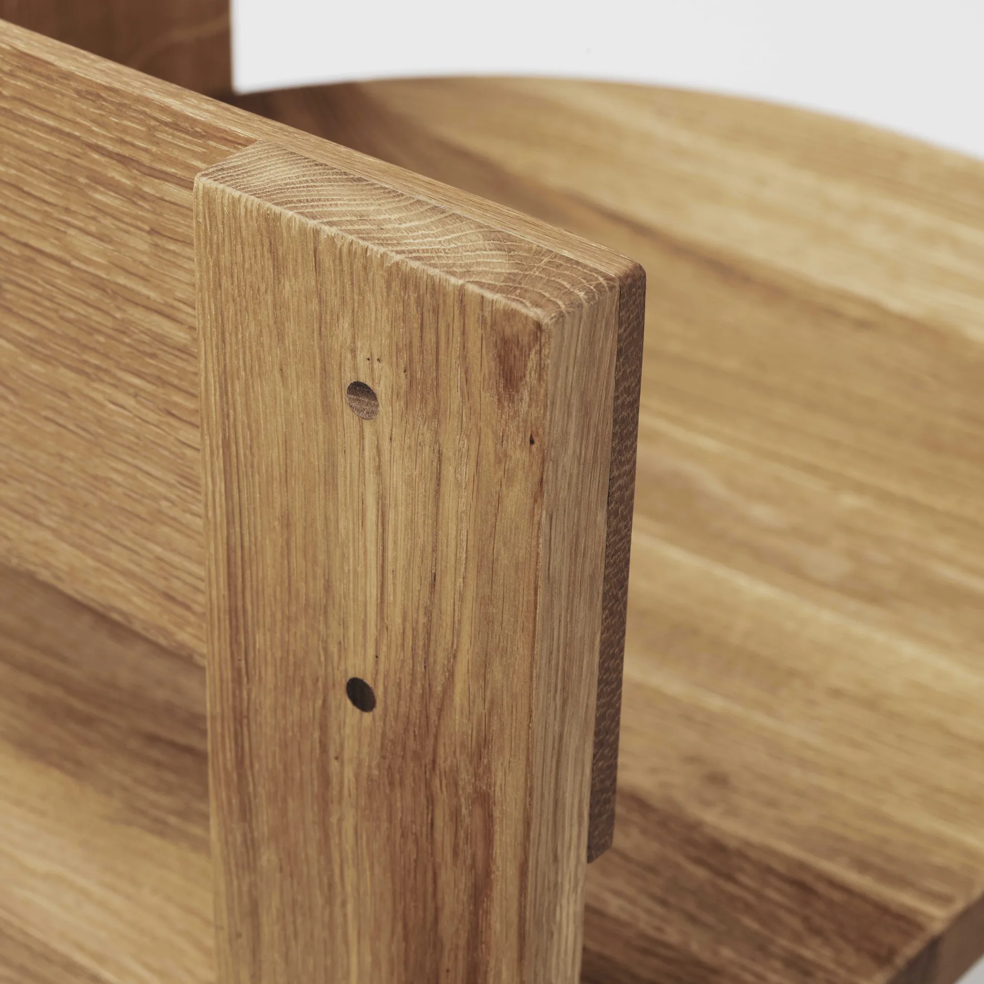 Collector Stuhl, Warm lackierte Eiche-Walnuss Kristina Dam Studio