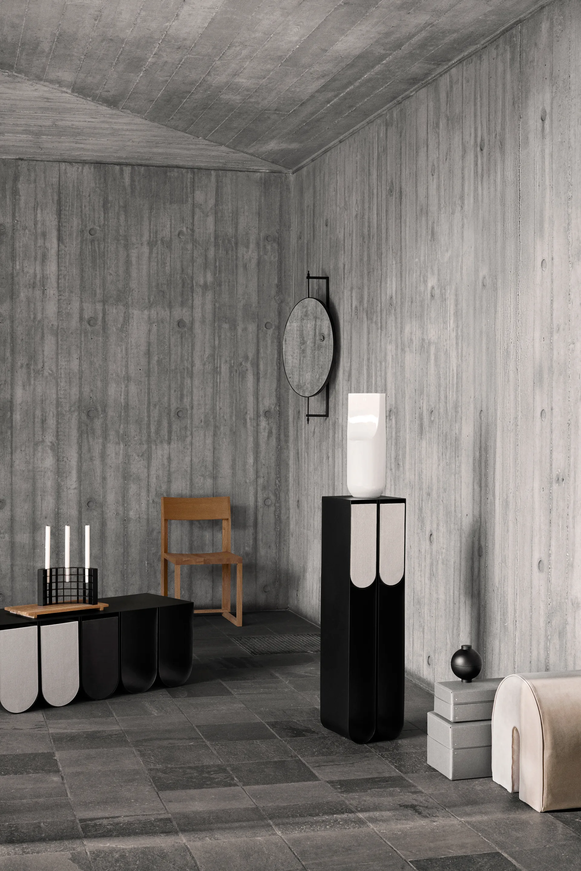 Curved Sockel, Black Kristina Dam Studio