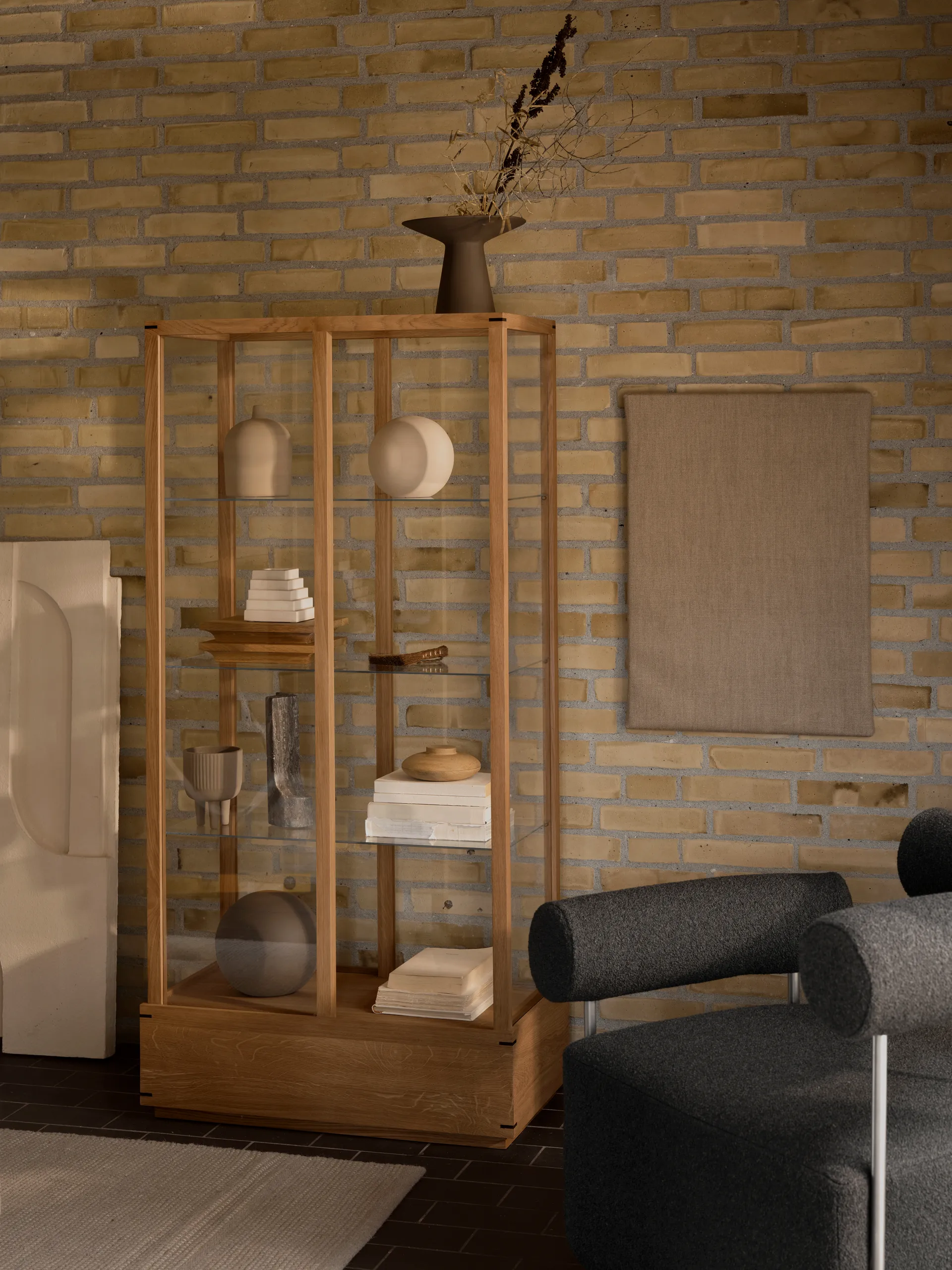 Japanese Vitrinenschrank Large, Warm geölte Eiche Kristina Dam Studio