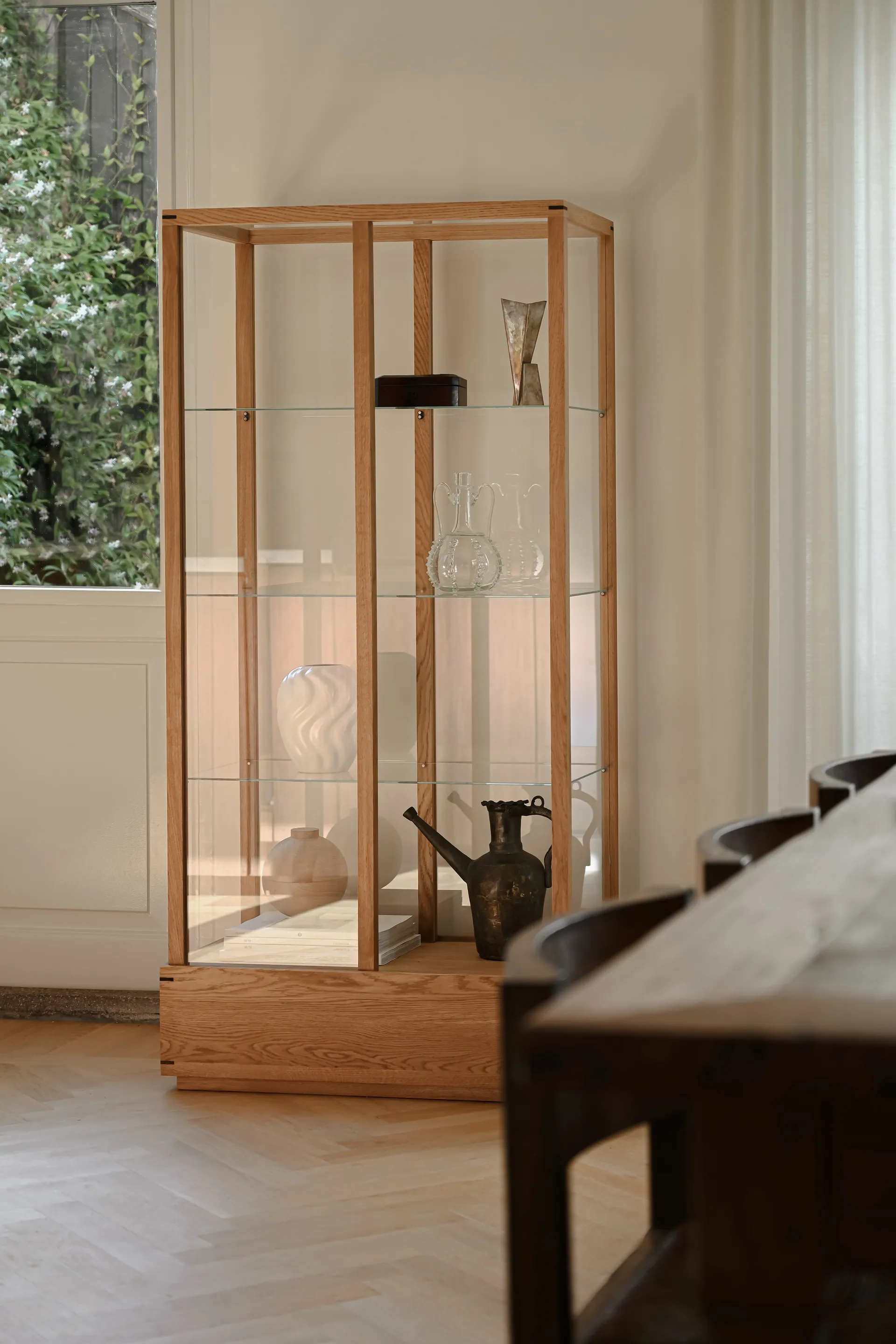 Japanese Vitrinenschrank Large, Warm geölte Eiche Kristina Dam Studio