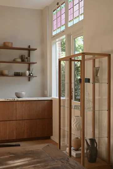 Japanese Vitrinenschrank Large - Warm geölte Eiche - Kristina Dam Studio