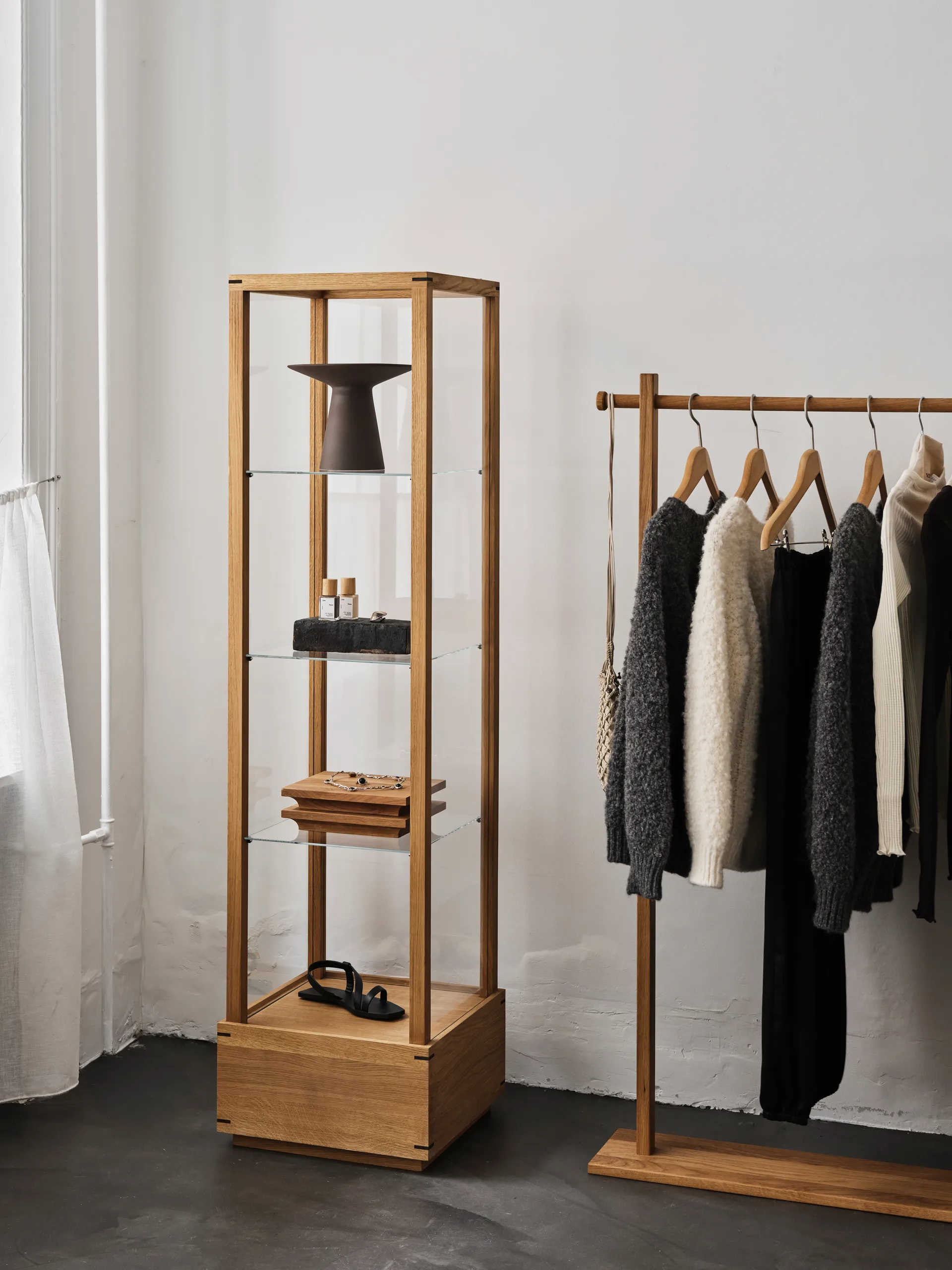 Japanischer Vitrinenschrank Medium, Warm geölte Eiche Kristina Dam Studio