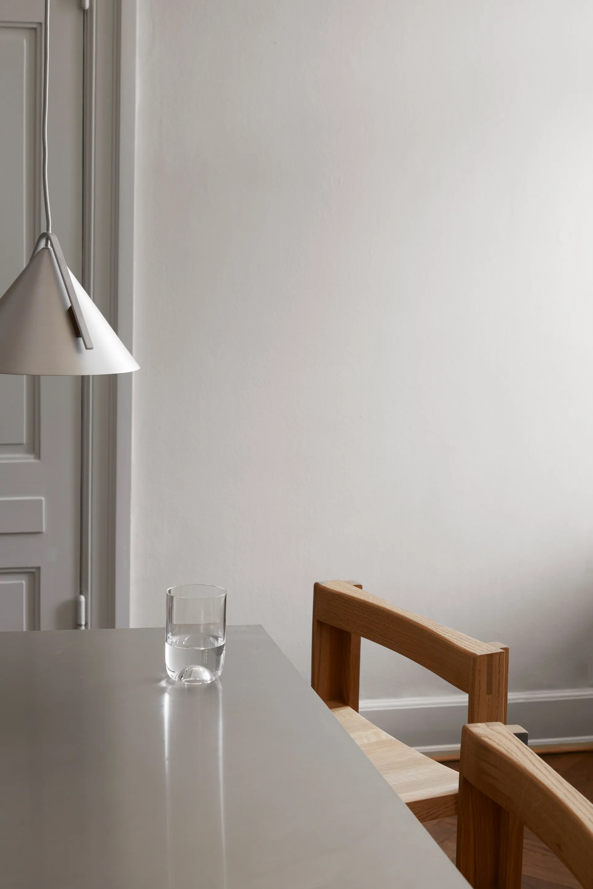 Outline Barhocker 75 cm, Warm lackierte Eiche-gebürsteter Stahl Kristina Dam Studio