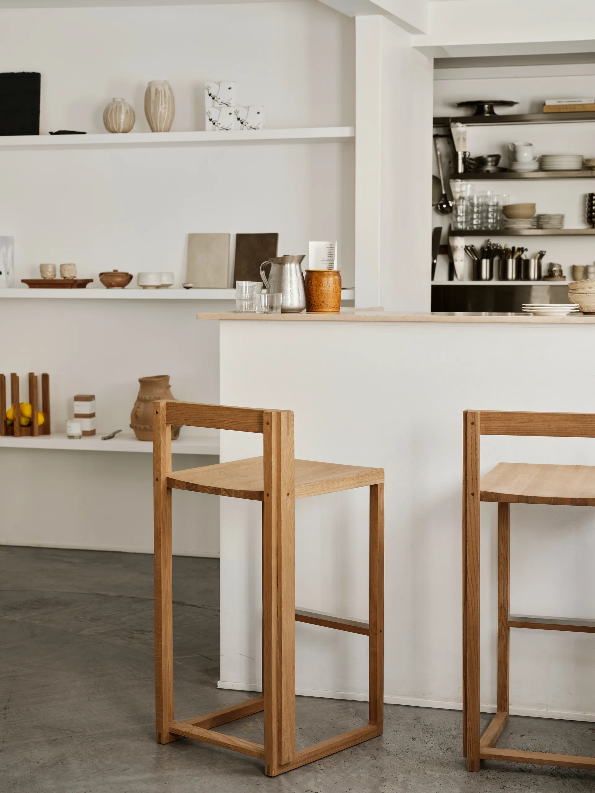 Outline Barhocker 75 cm, Warm lackierte Eiche-gebürsteter Stahl Kristina Dam Studio