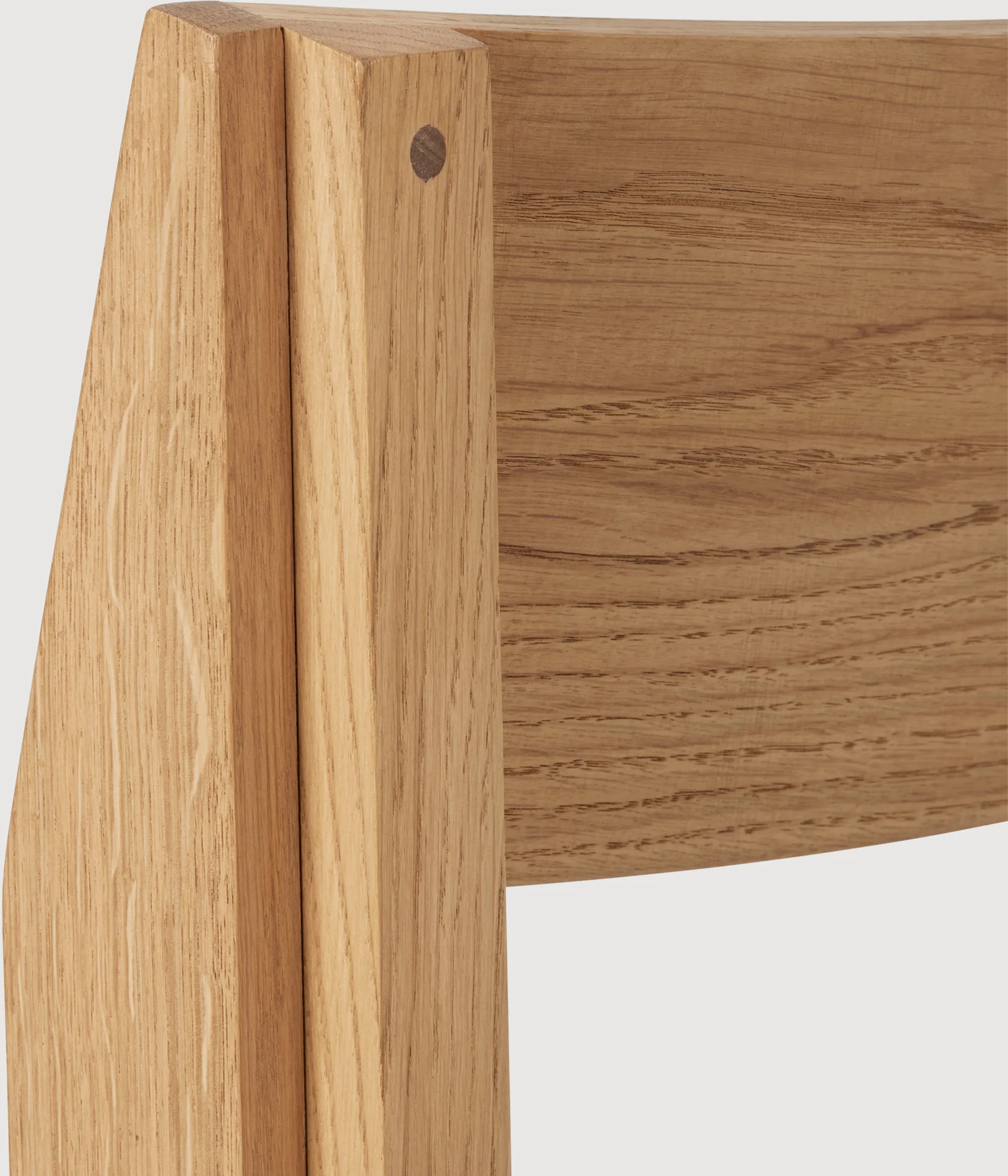 Outline Stuhl, Warm lackierte Eiche-Walnuss Kristina Dam Studio