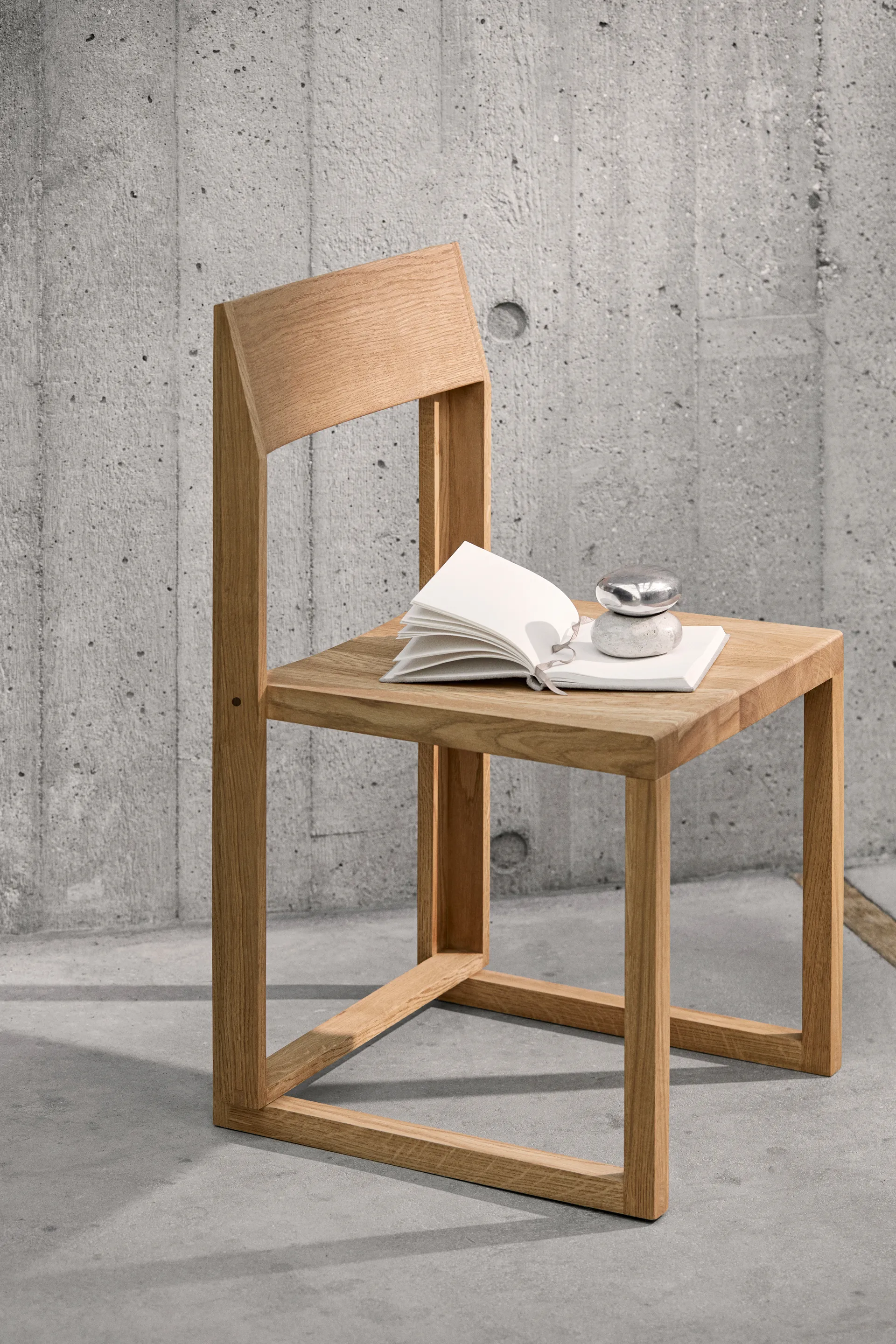 Outline Stuhl, Warm lackierte Eiche-Walnuss Kristina Dam Studio