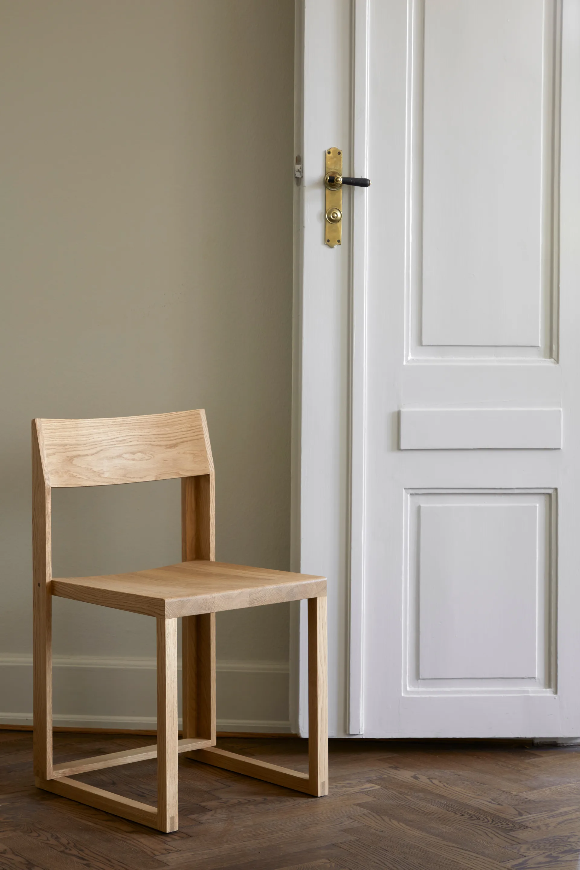 Outline Stuhl, Warm lackierte Eiche-Walnuss Kristina Dam Studio