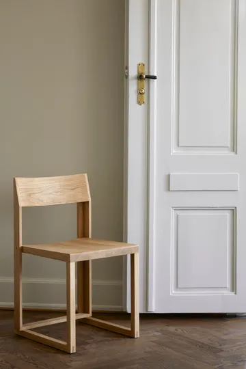 Outline Stuhl - Warm lackierte Eiche-Walnuss - Kristina Dam Studio