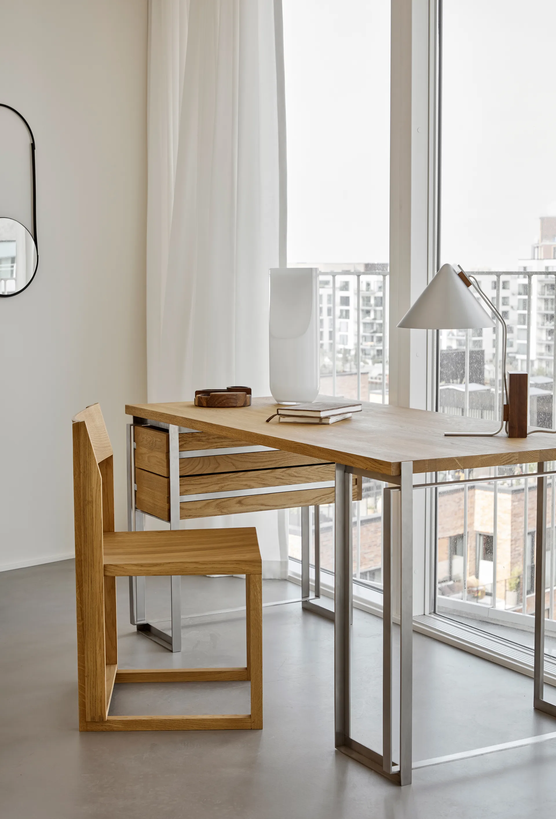 Outline Stuhl, Warm lackierte Eiche-Walnuss Kristina Dam Studio