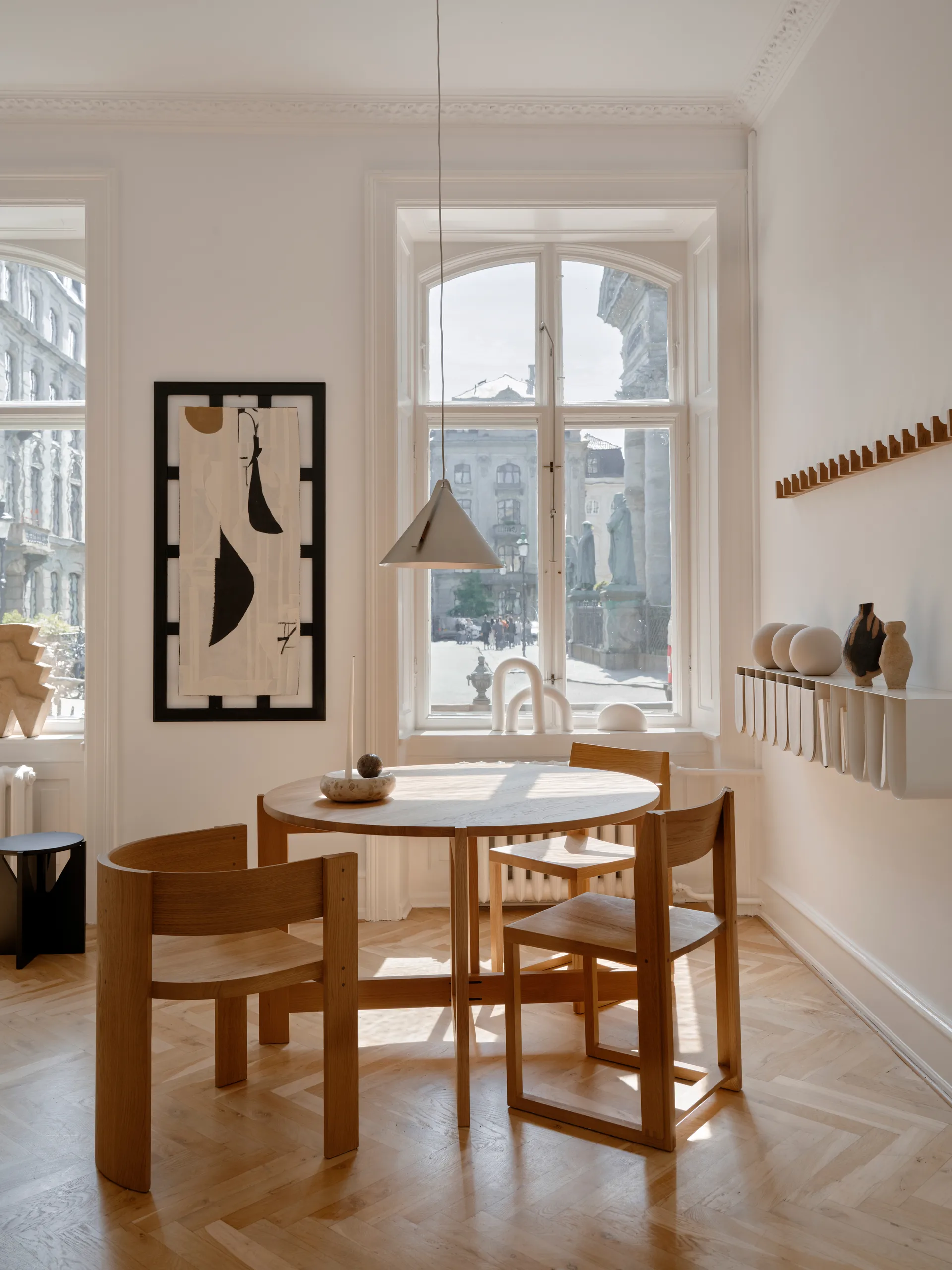 Outline Stuhl, Warm lackierte Eiche-Walnuss Kristina Dam Studio