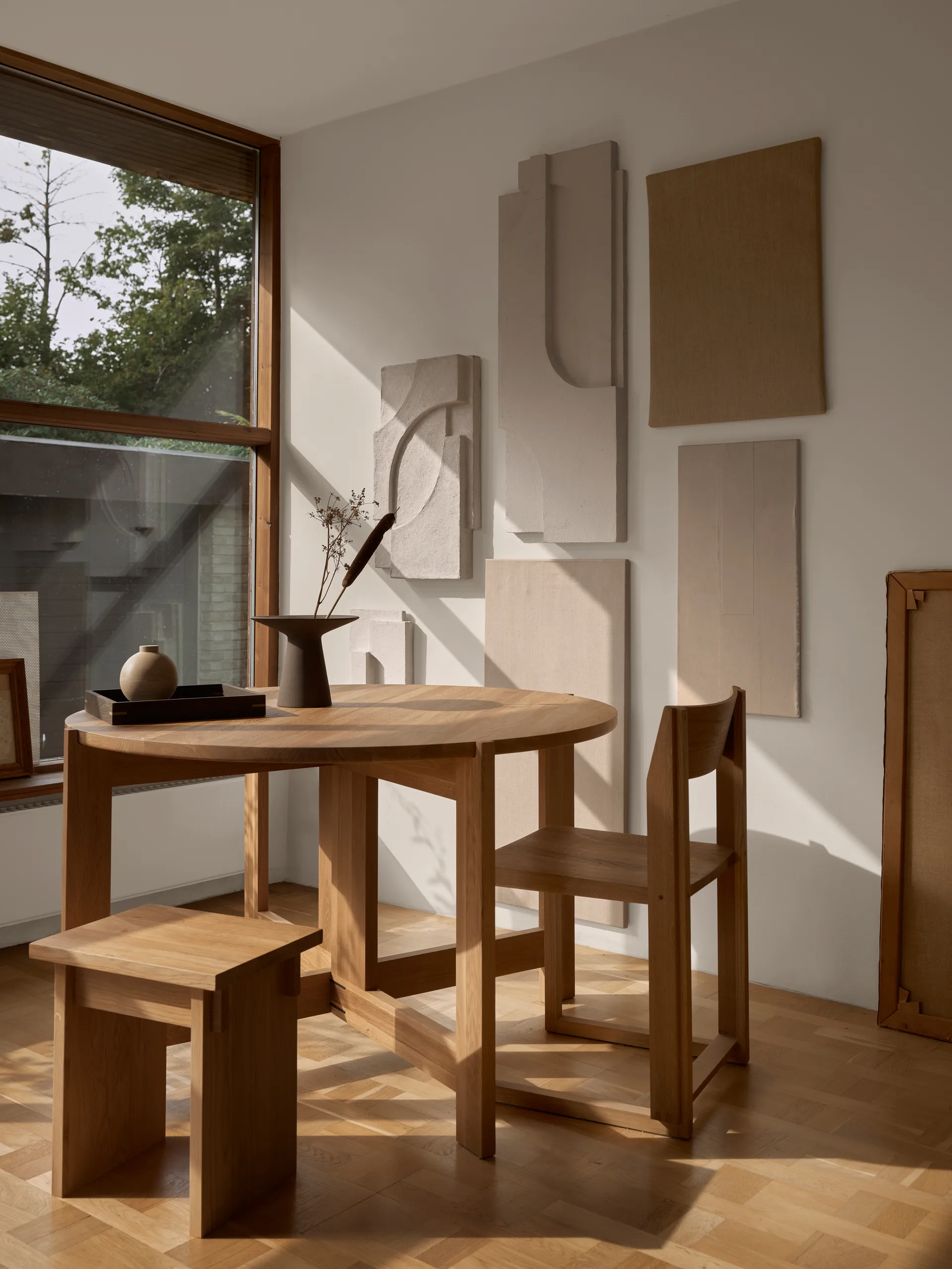 Outline Stuhl, Warm lackierte Eiche-Walnuss Kristina Dam Studio