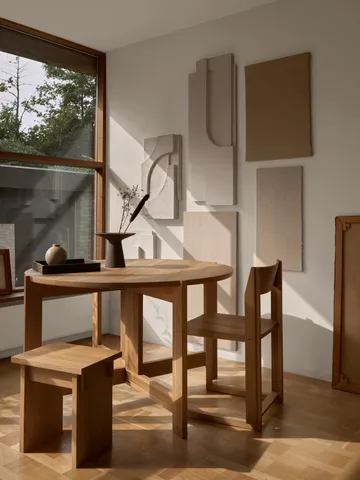 Outline Stuhl - Warm lackierte Eiche-Walnuss - Kristina Dam Studio