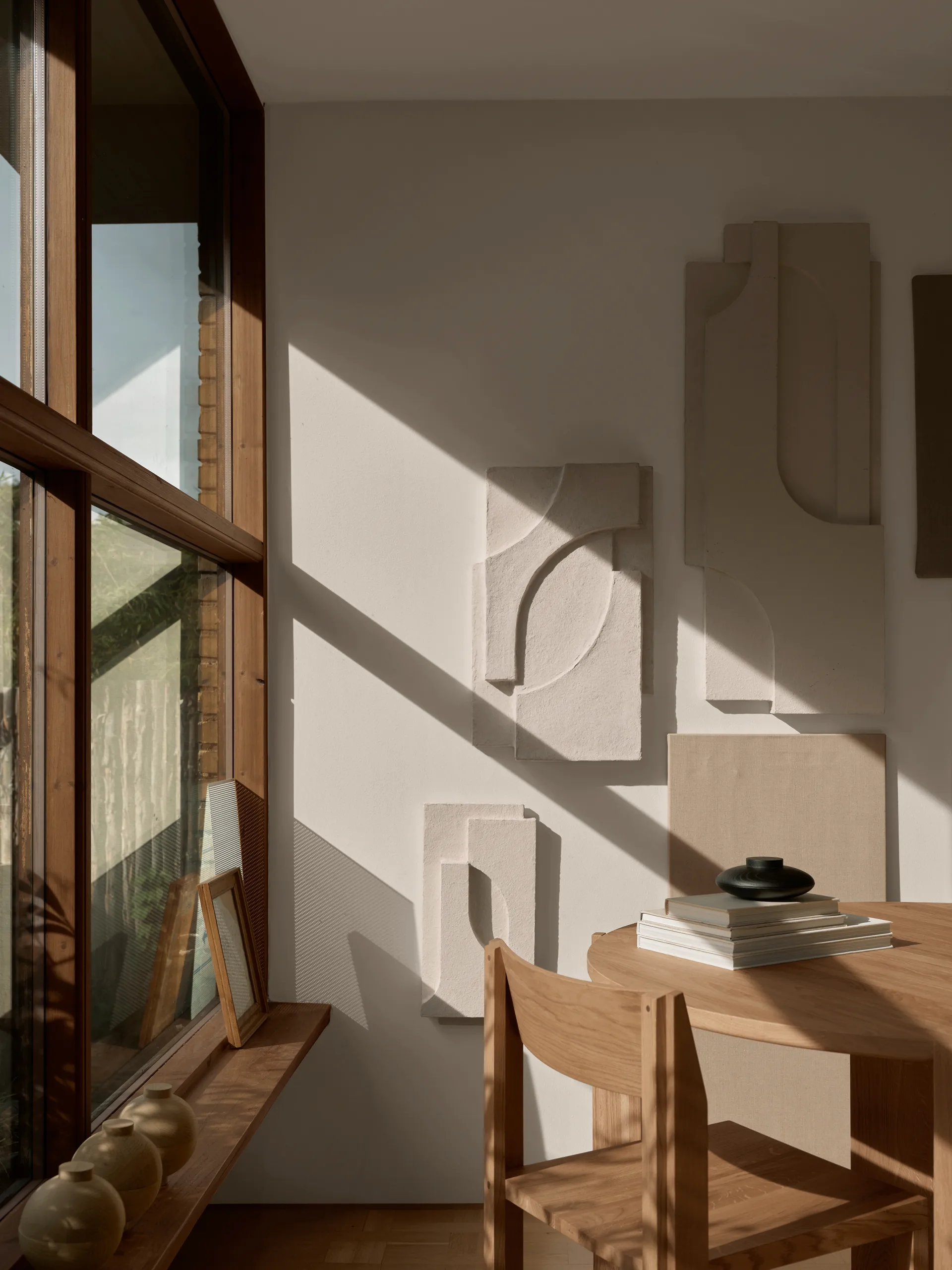 Serif Relief Wanddekoration S, Off white Kristina Dam Studio